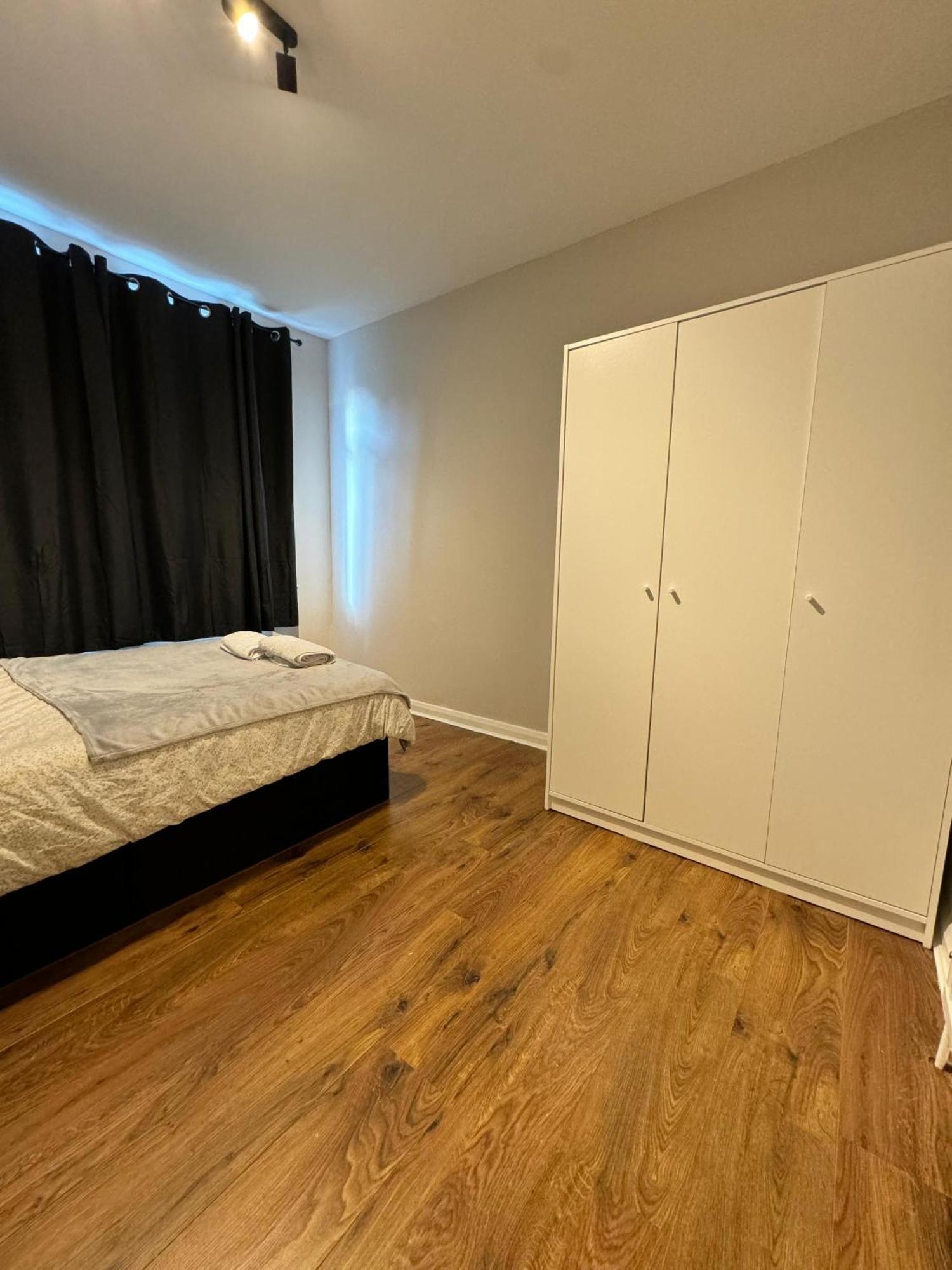 Double Bedroom In Private Home- Canning Town By Excel Privatunterkunft *