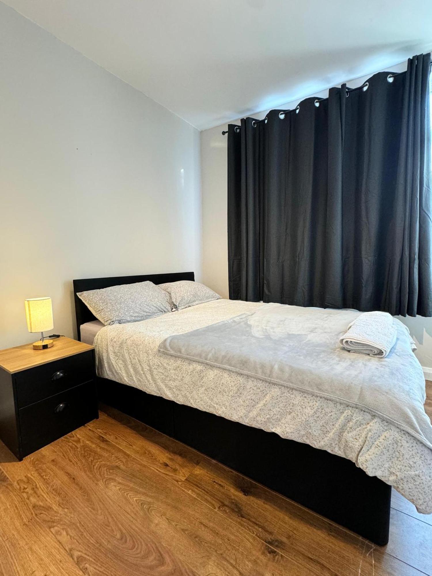 Double Bedroom In Private Home- Canning Town By Excel Privatunterkunft London
