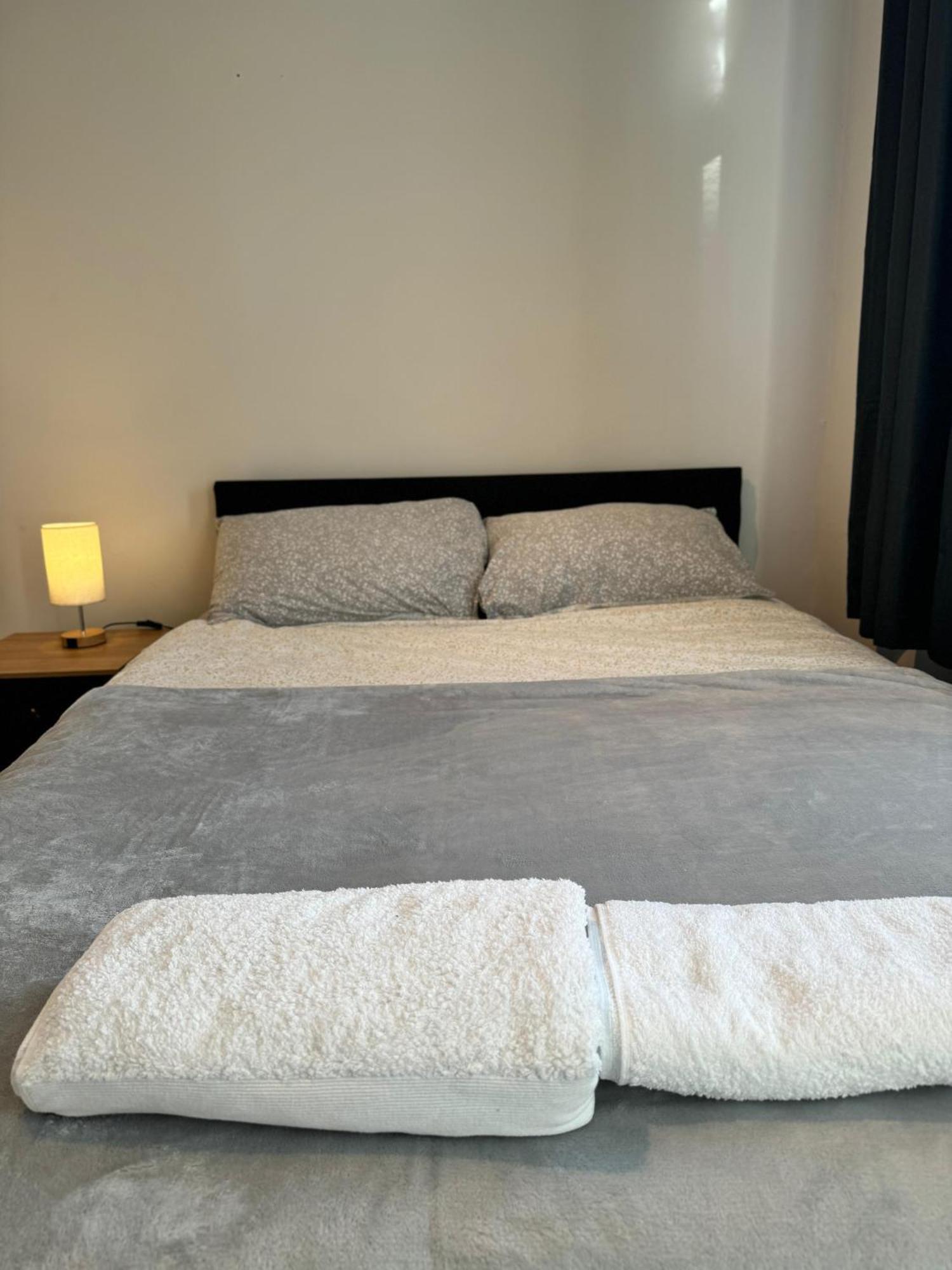 Double Bedroom In Private Home- Canning Town By Excel Privatunterkunft London