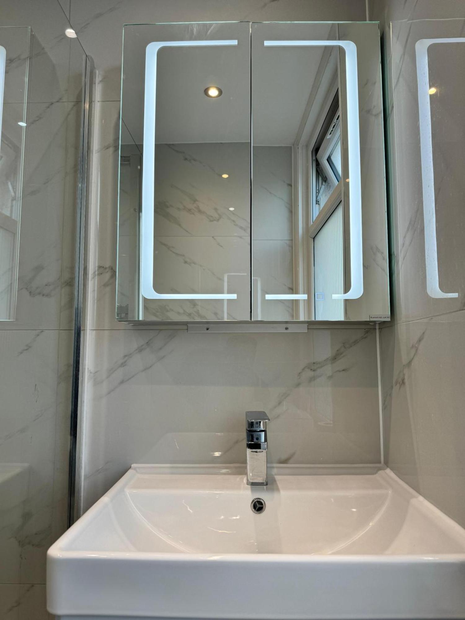 Double Bedroom In Private Home- Canning Town By Excel Privatunterkunft London