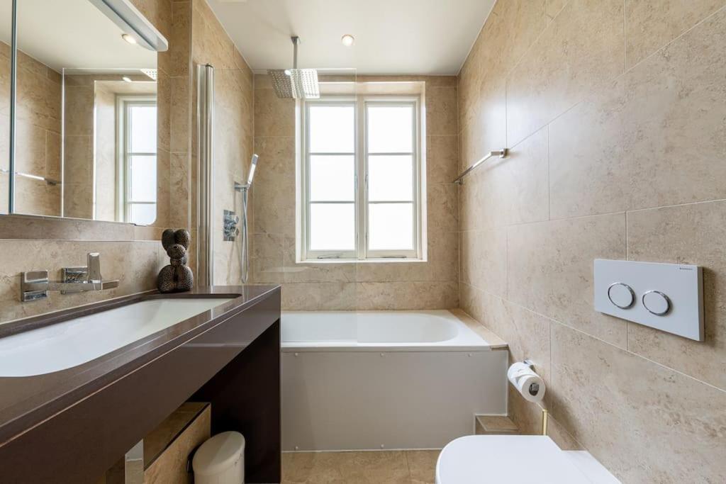 Stunning 3 Bed 2 Bath Penthouse In Appartement Londres