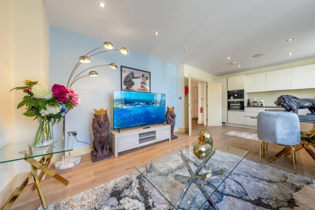 Stunning 3 Bed 2 Bath Penthouse In Appartement