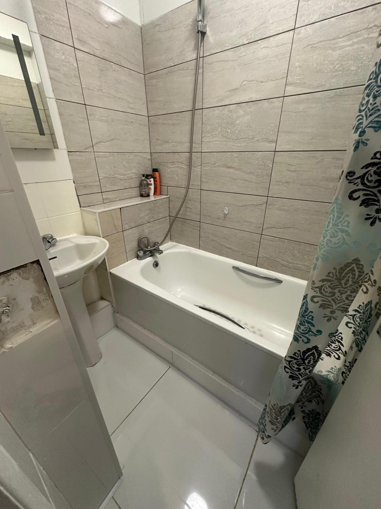 Ground Floor Mile 2 Bedroom Flat * London