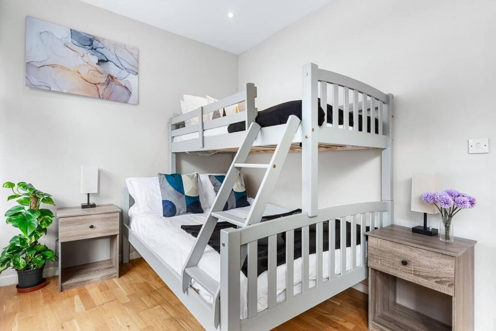 Metro Marvel: 1-bed Gem Apartment *