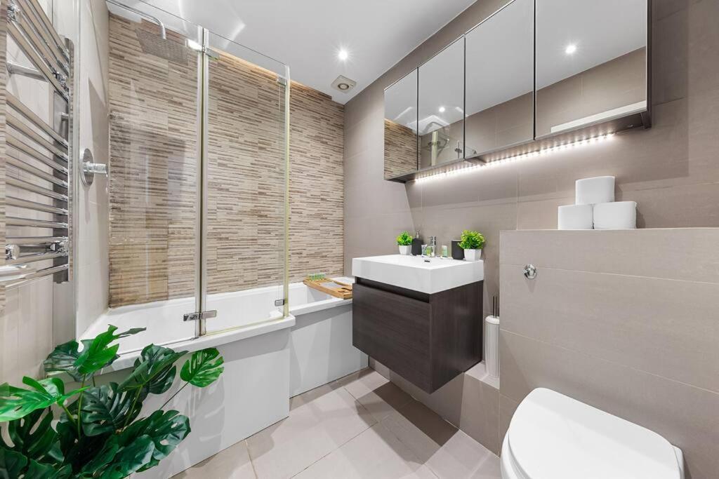 Apartment Metro Marvel: 1-bed Gem London