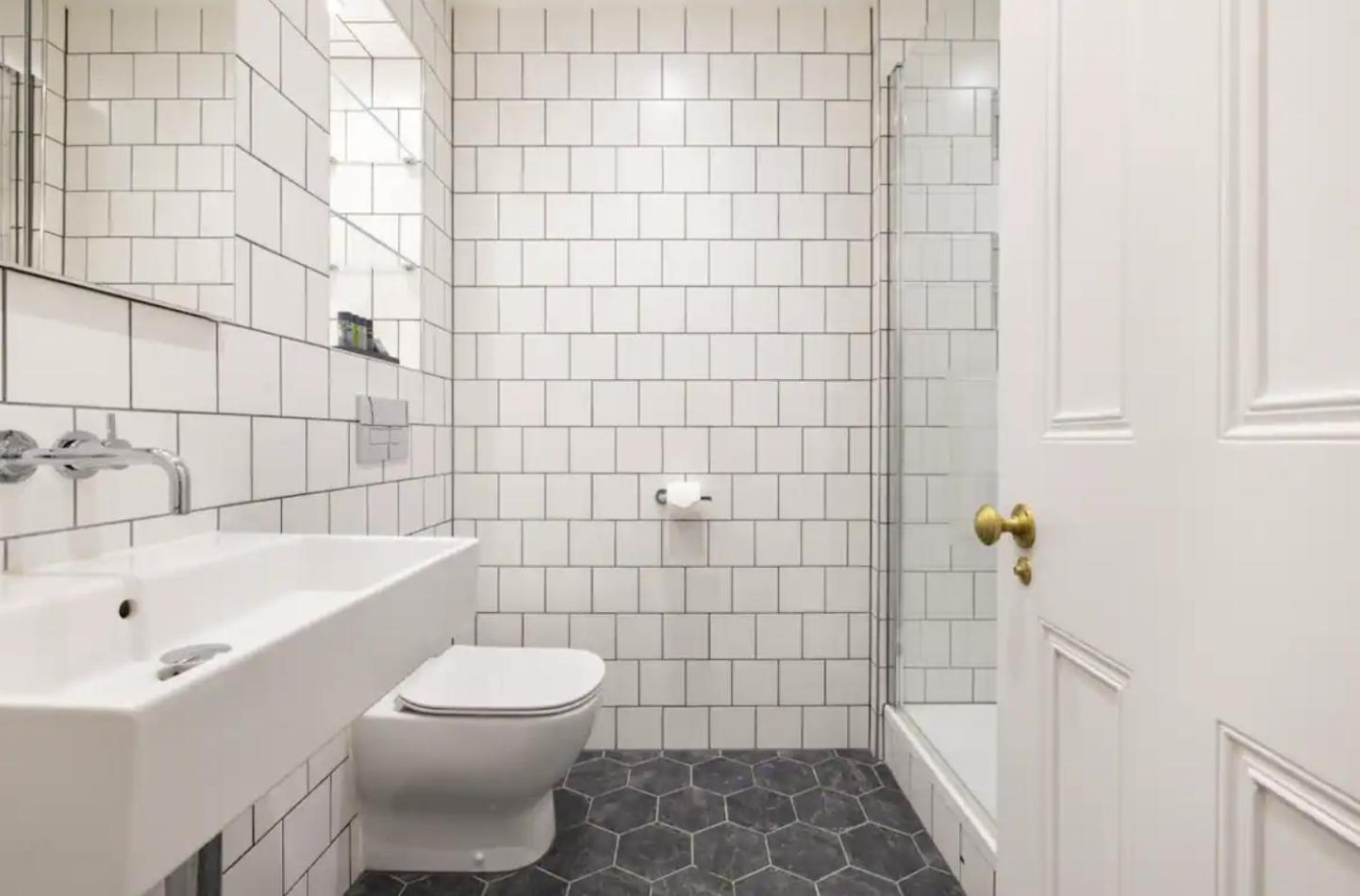 Spacious Flat In Central Ldn, Payment Required Straight Away The Host Will Message You After You've Made A Reservation Lägenhet *