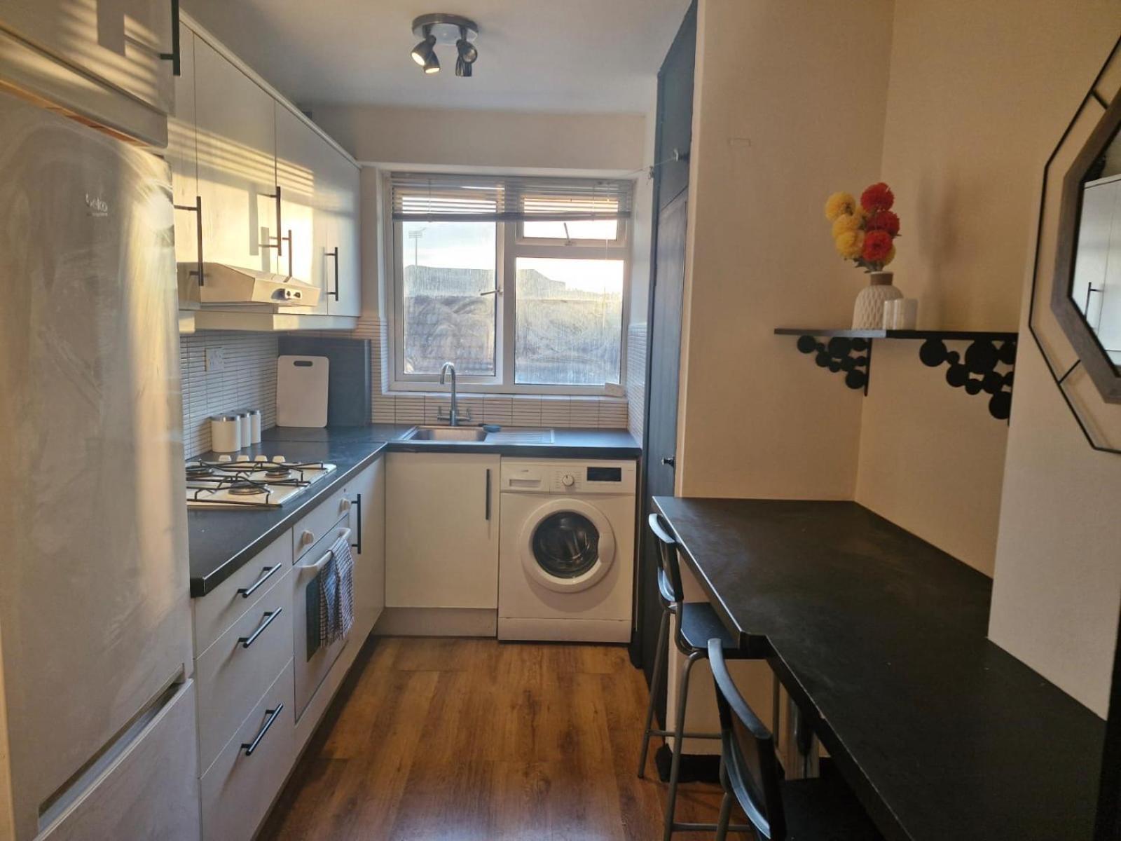Elegant & Spacious 2-bedroom In Wimbledon Appartamento *