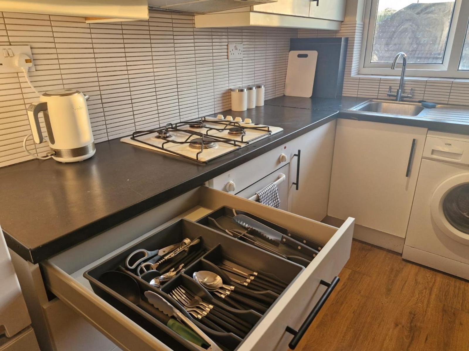 Elegant & Spacious 2-bedroom In Wimbledon Appartamento Londra