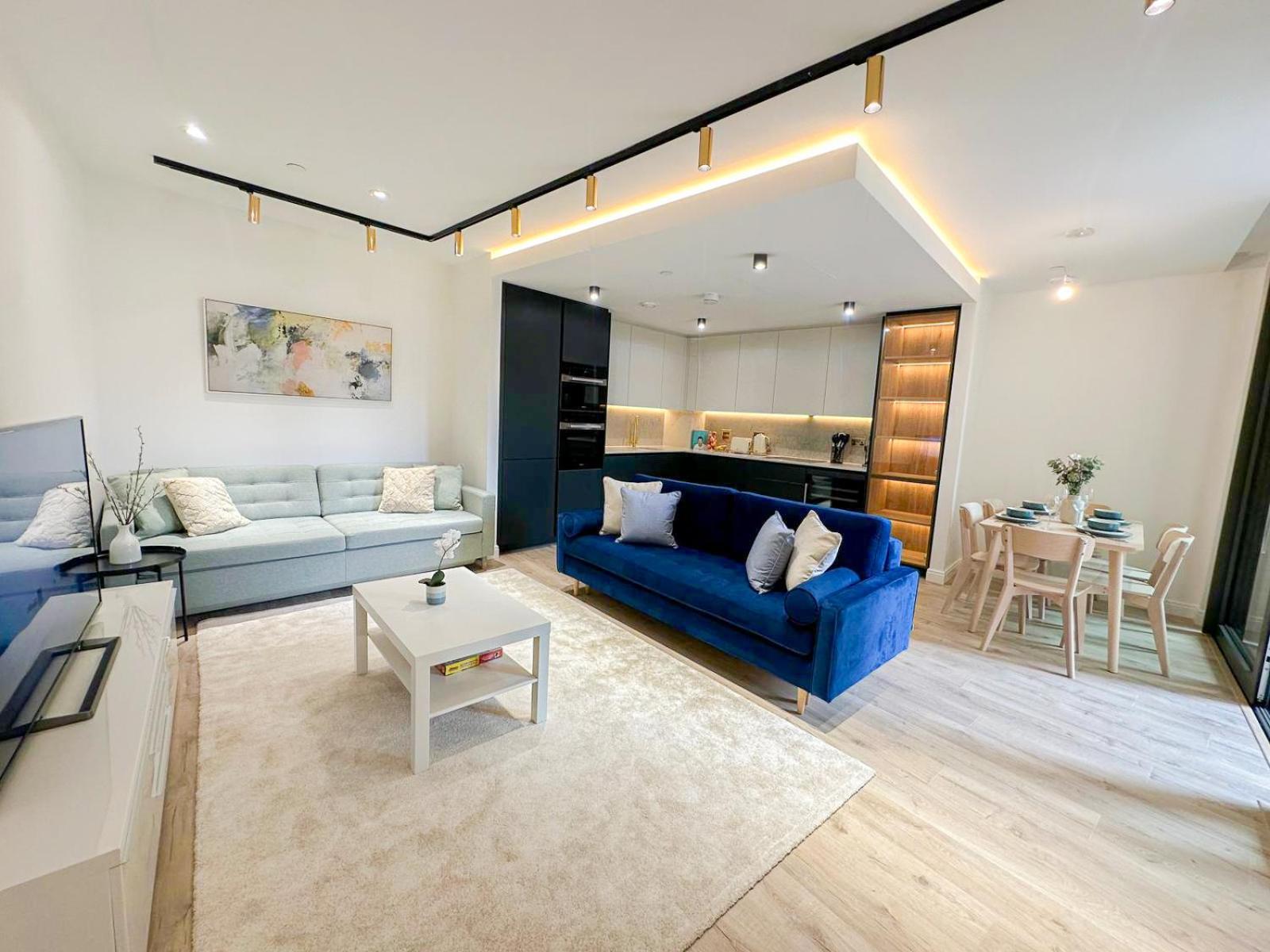 Lavish 2 Bedroom Flat With Private Balcony In Clerkenwell, Barbican Apartment *