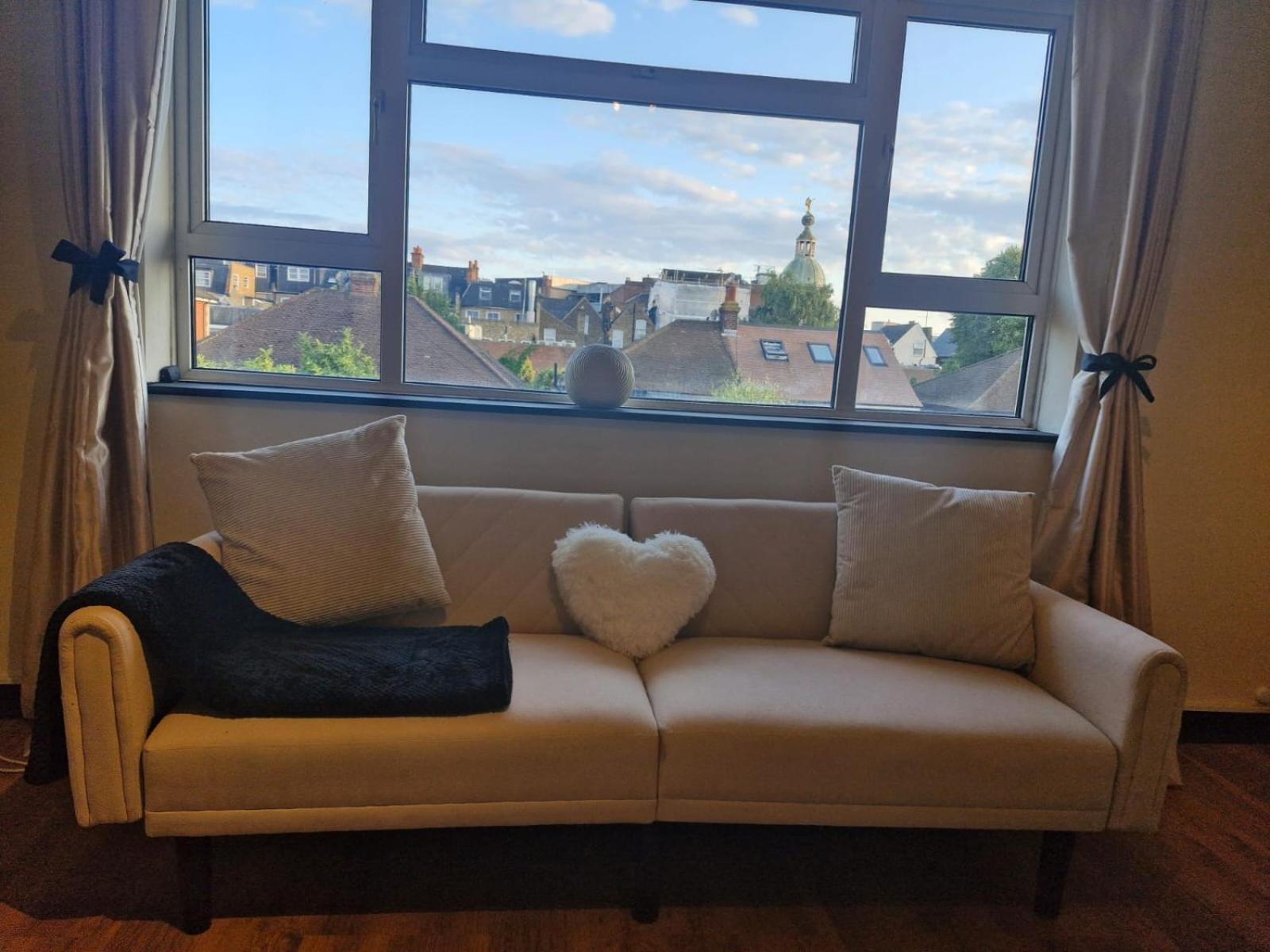 Elegant & Spacious 2-bedroom In Wimbledon Appartamento Londra