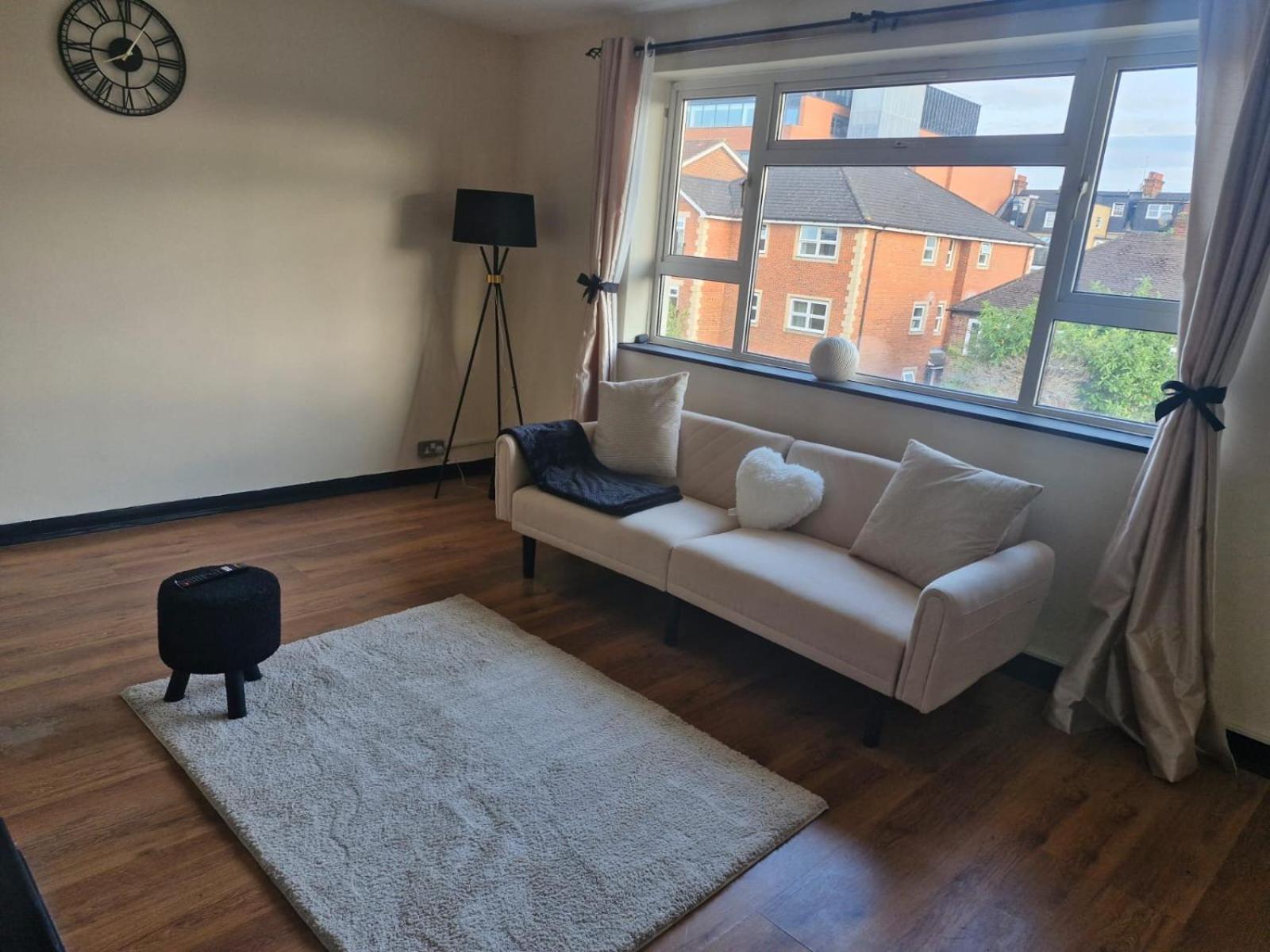 Elegant & Spacious 2-bedroom In Wimbledon Appartamento
