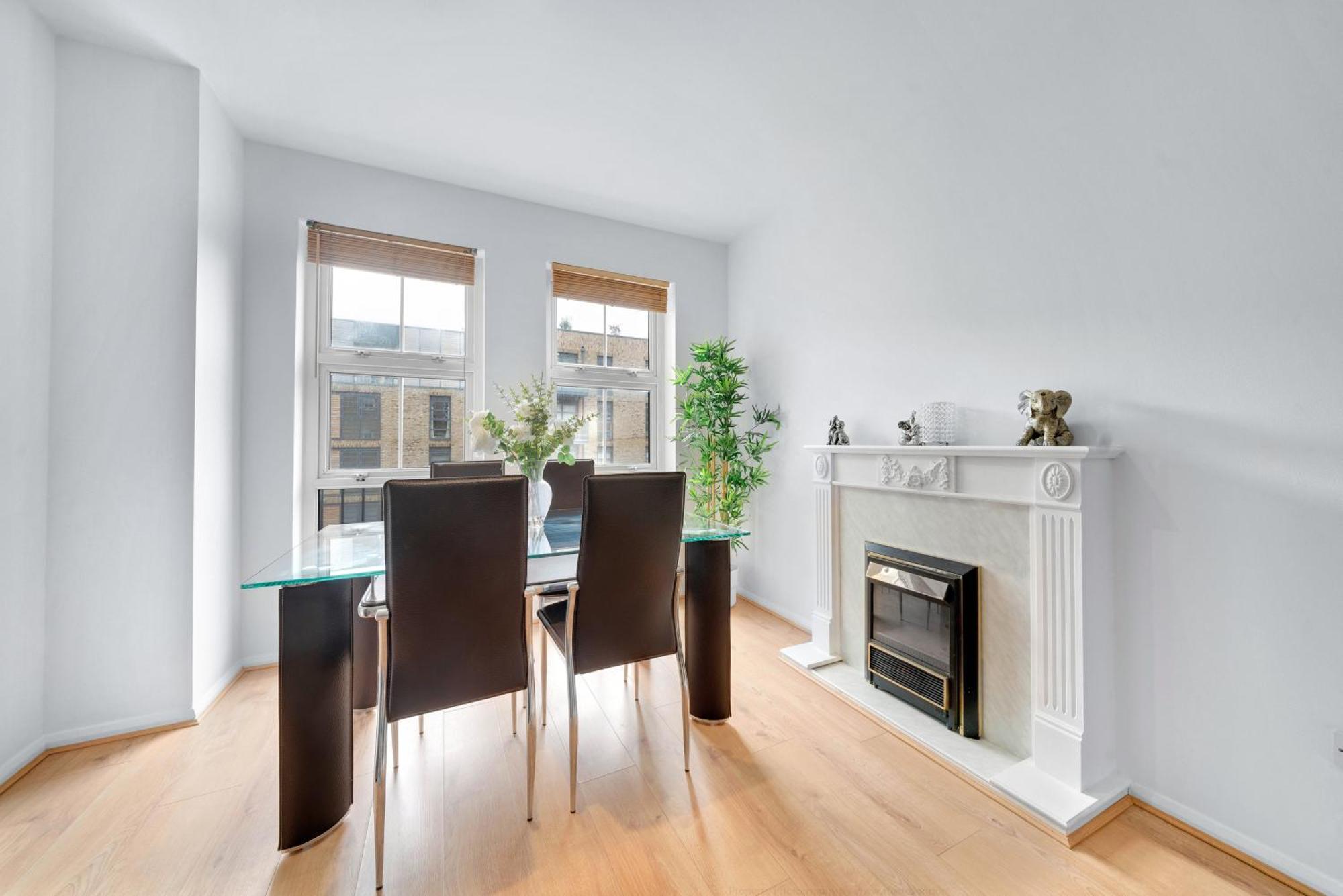 Spacious Two Bedroom Private In Tower Bridge Bridge Apartment