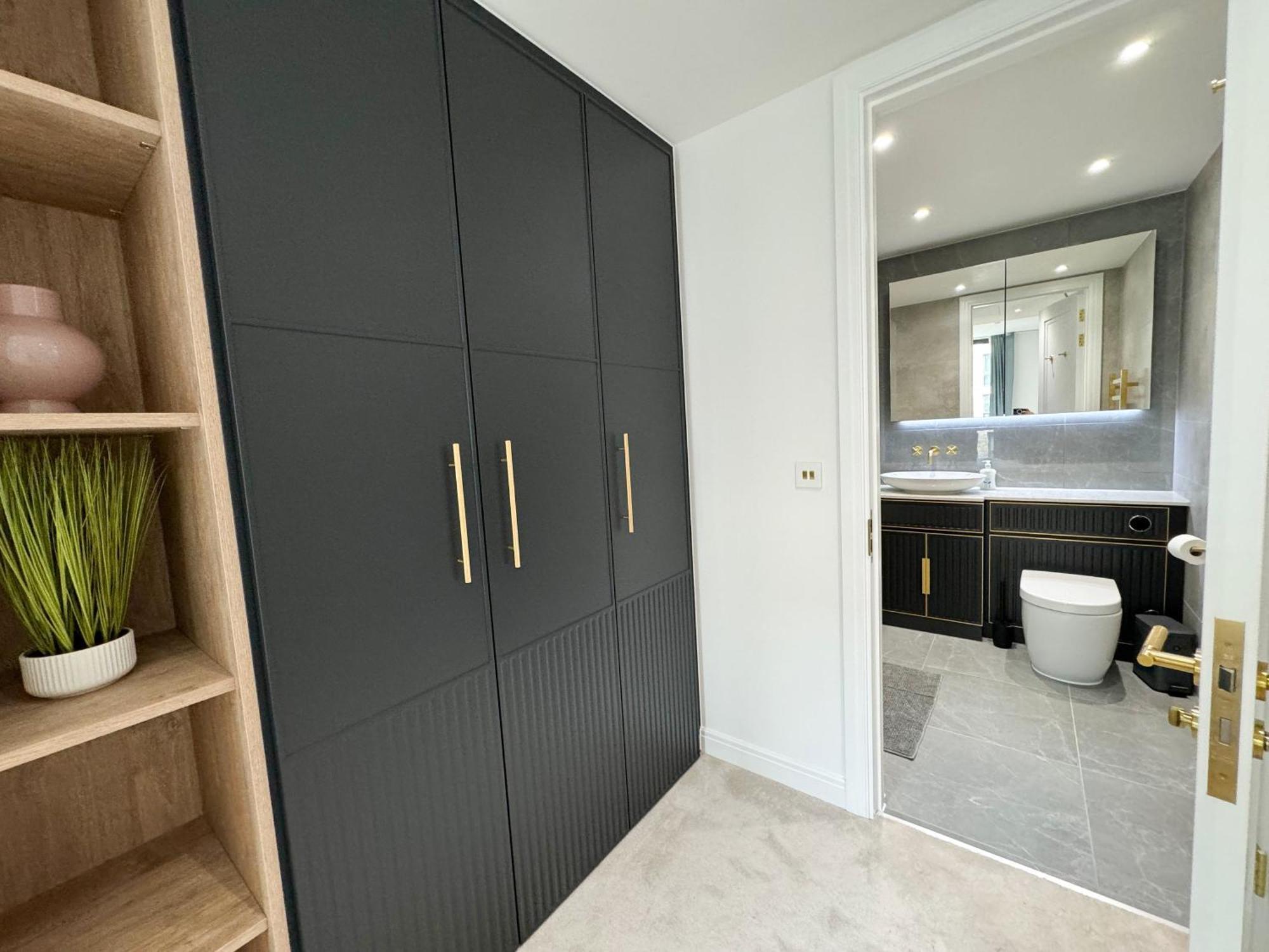 Lavish 2 Bedroom Flat With Private Balcony In Clerkenwell, Barbican Apartment *