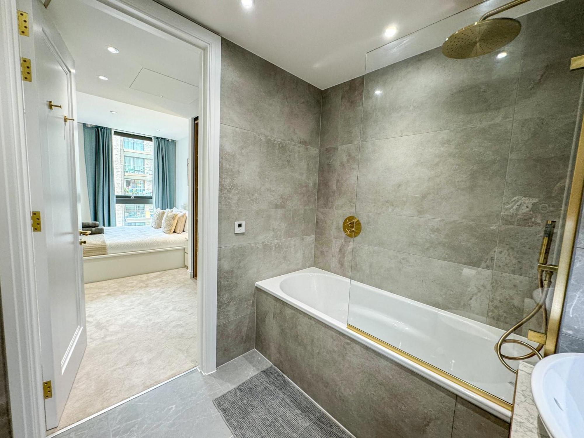 Lavish 2 Bedroom Flat With Private Balcony In Clerkenwell, Barbican Apartment