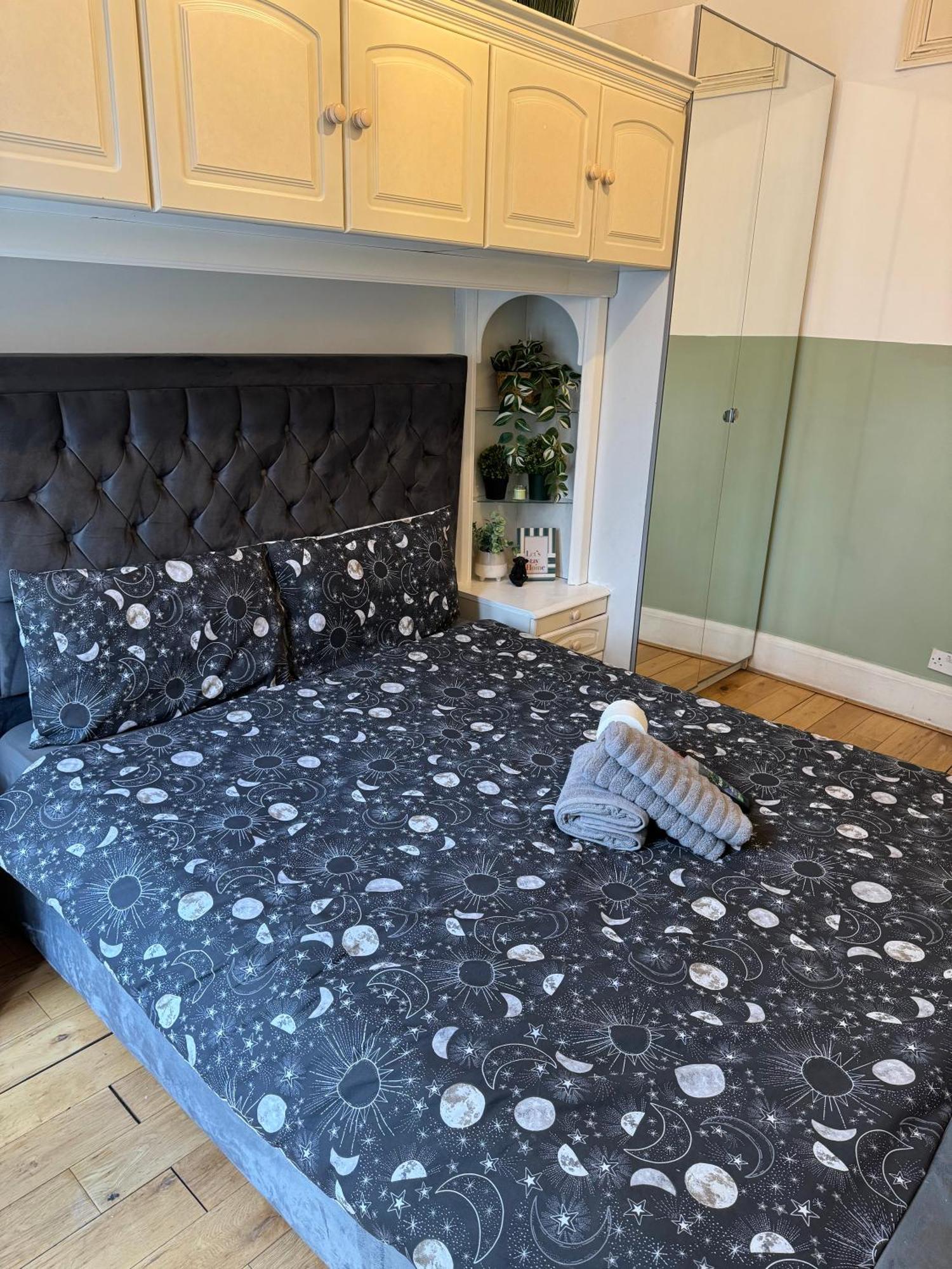 And Affordable Flat For 6 People In Zone 1 - Baker Street - With Breakfast Included * Londra