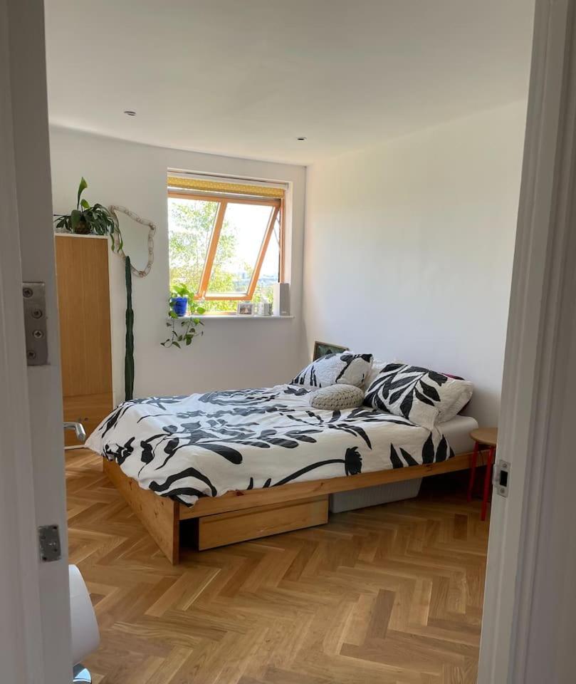 Idyllic Flat Over River Lea Apartment London