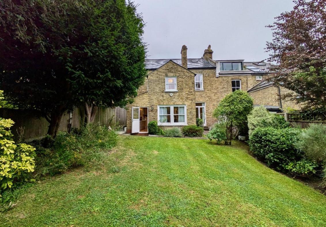 Impressive 5br Family In Leafy * London