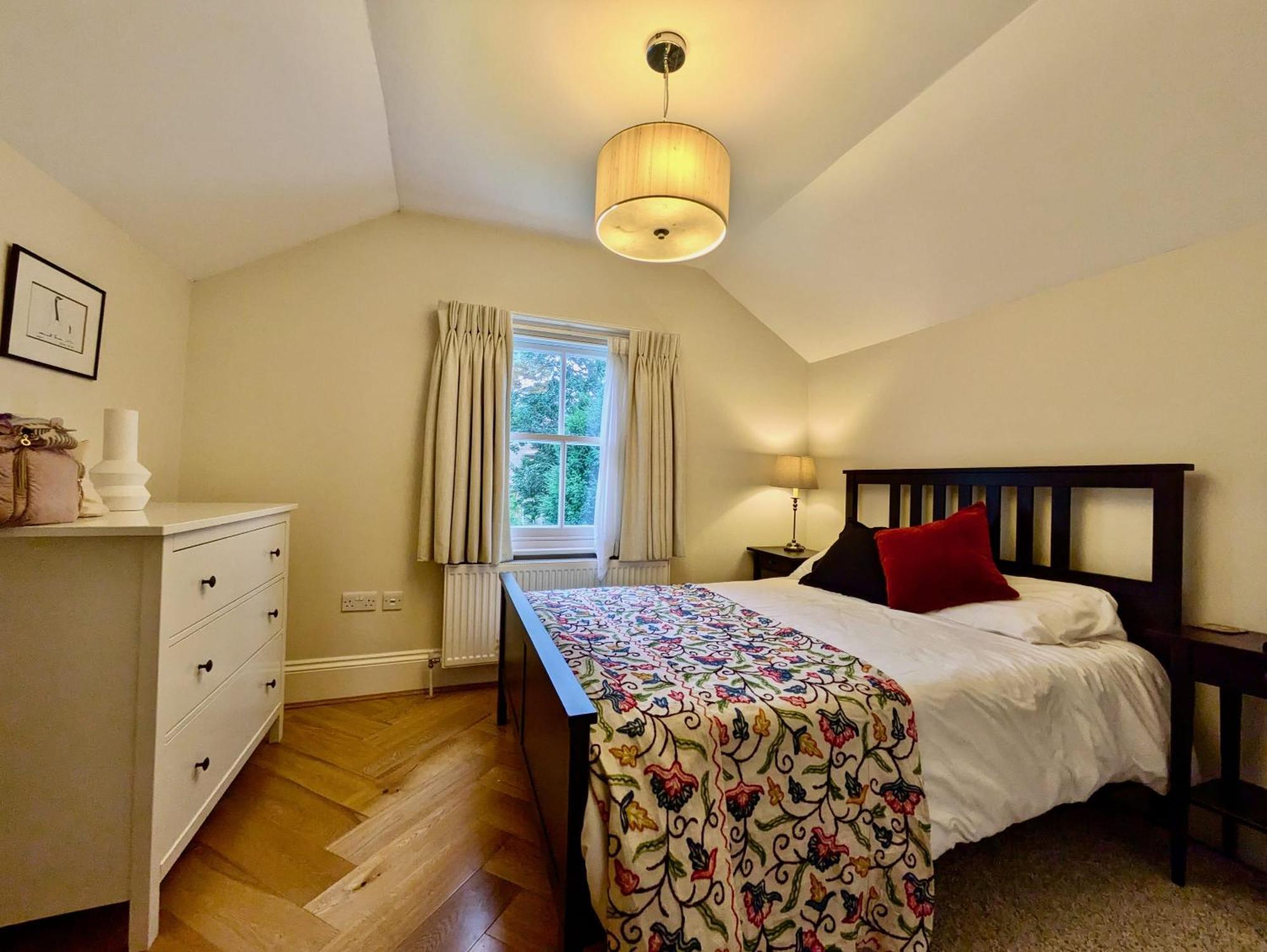 Impressive 5br Family In Leafy
