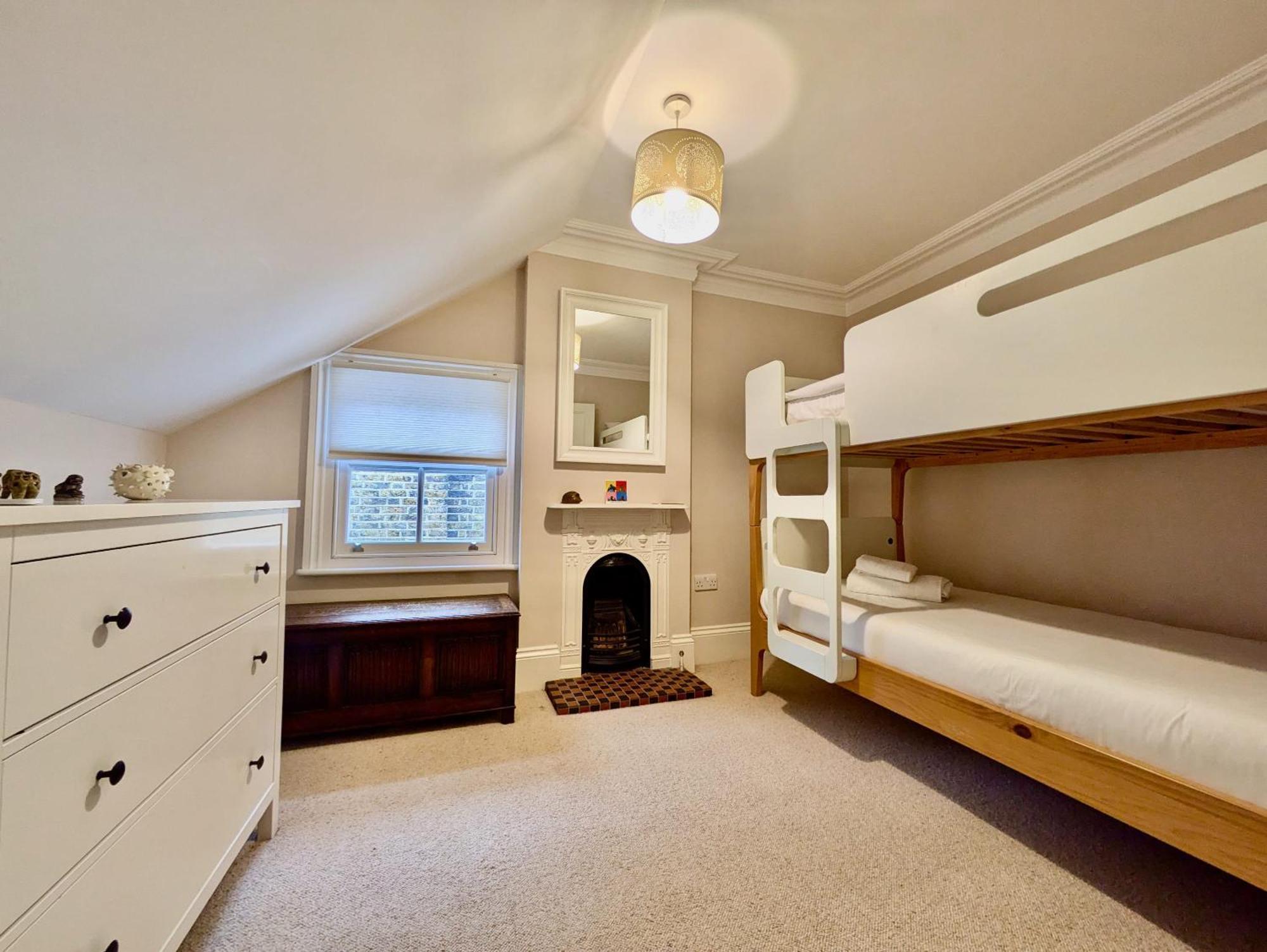 Impressive 5br Family In Leafy * London