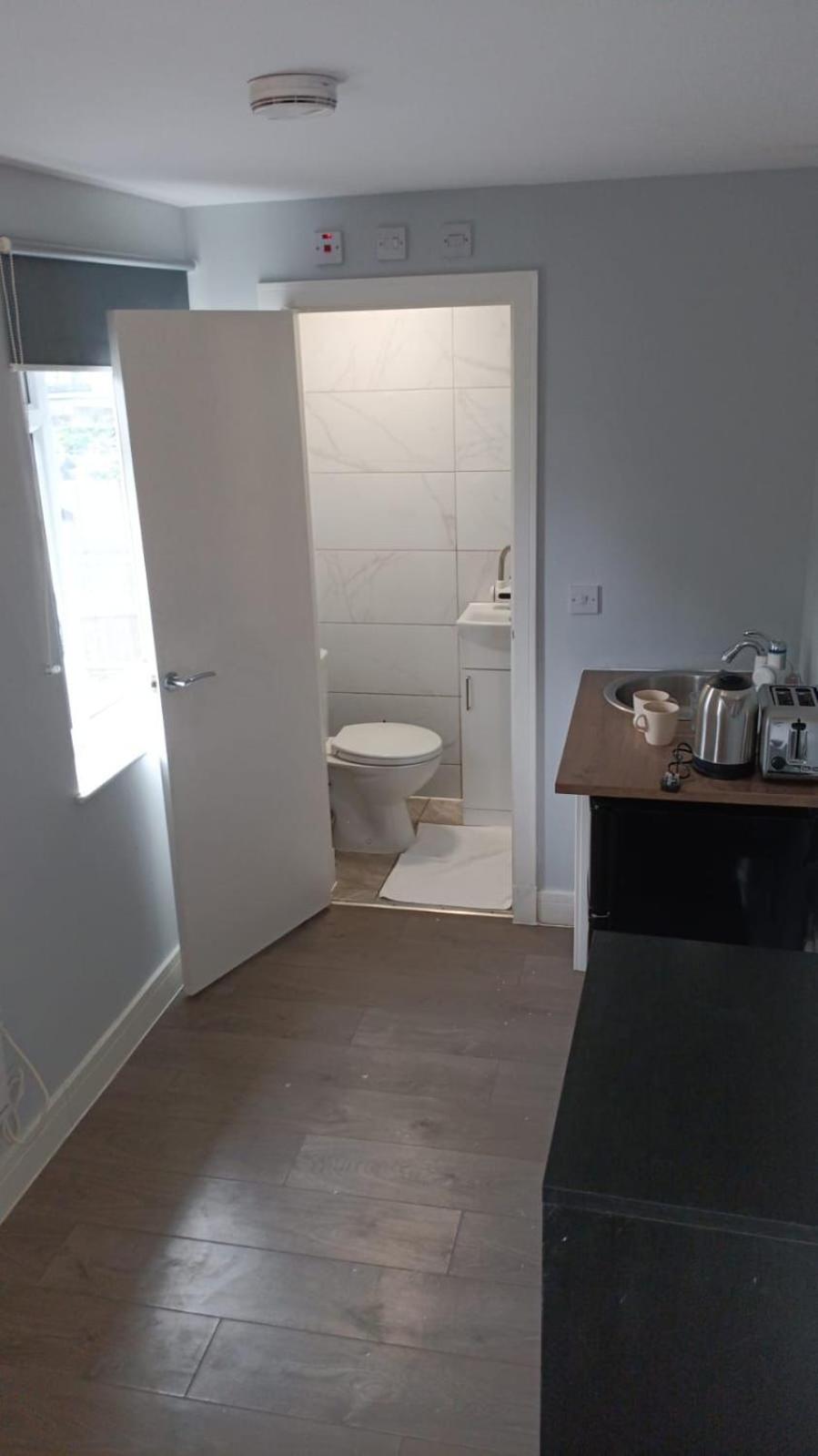 Letzi Private En-suite Near Wembley * Londen