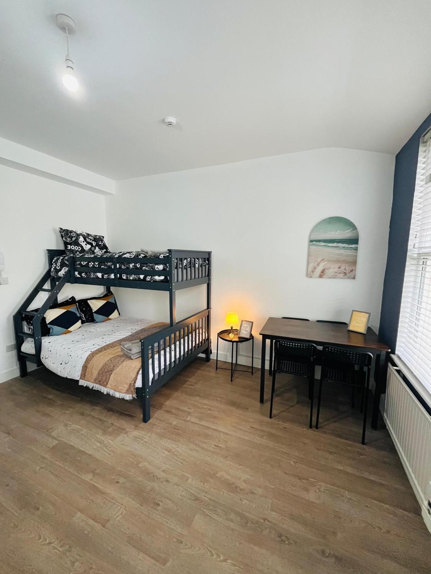 Halloway Guest 54 London