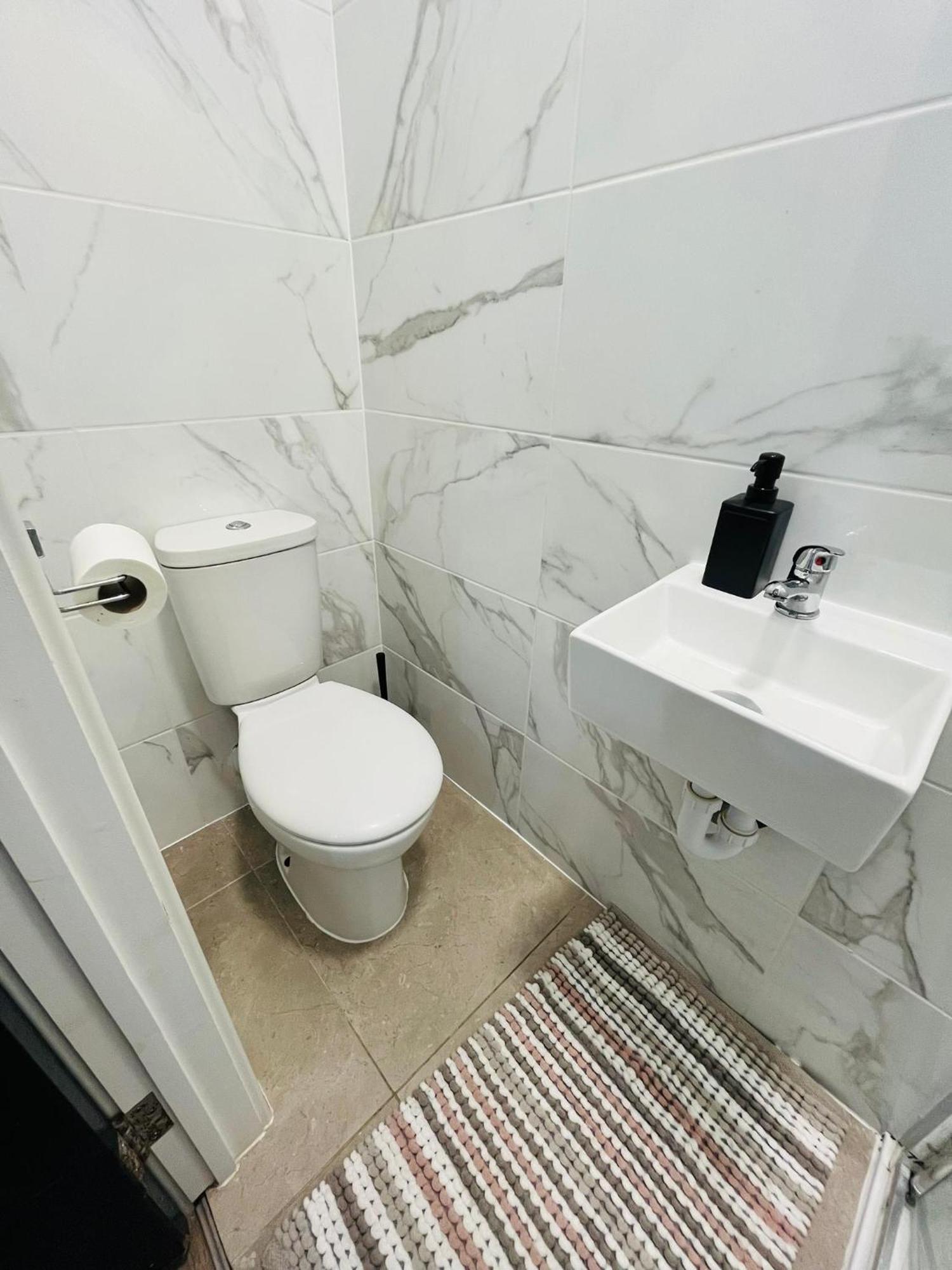 Halloway Guest 54 * London