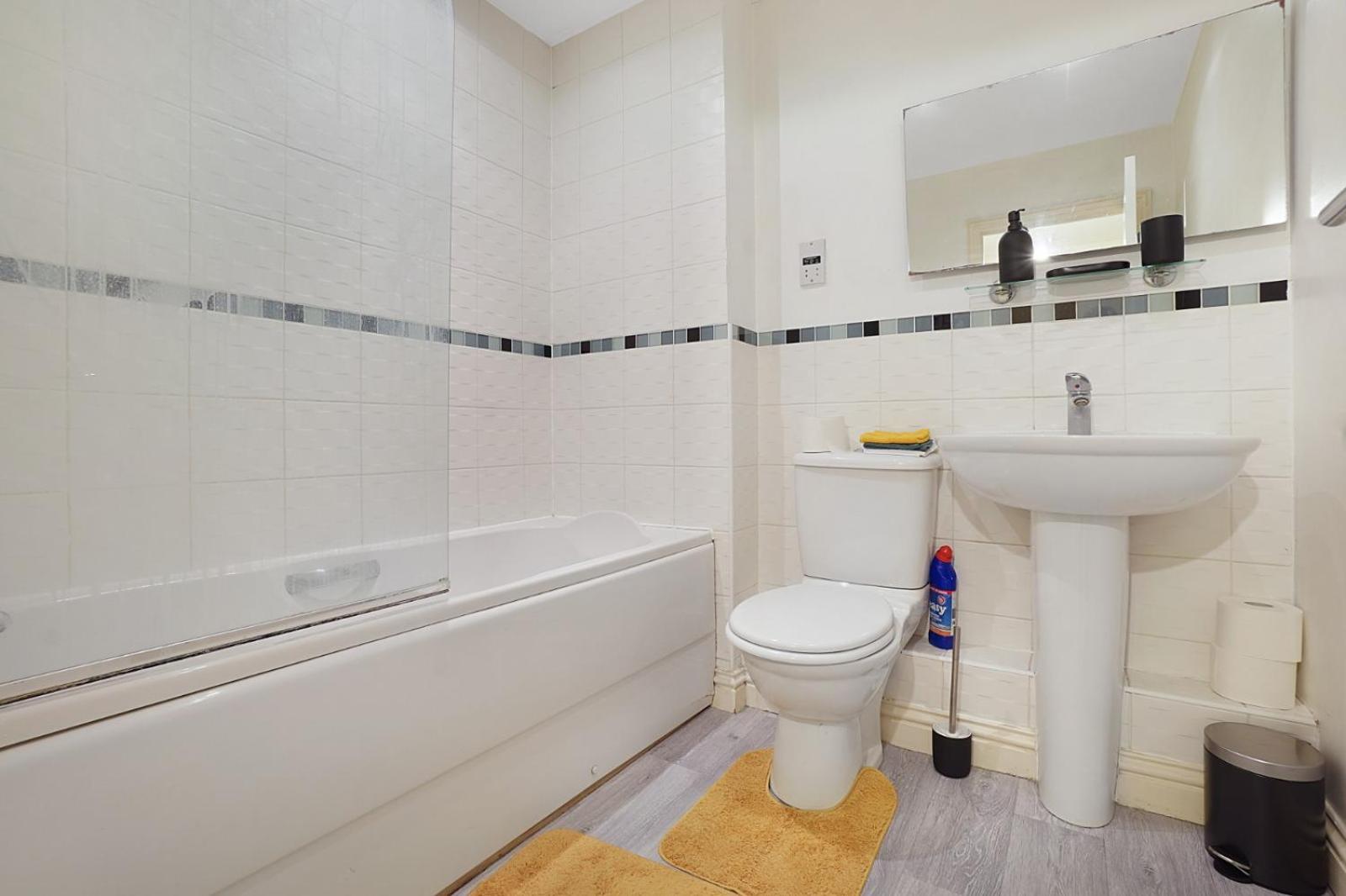 London*stamfordhill *2br*sleeps 5*2 Tube Lines*contractors*relocation Appartamento *