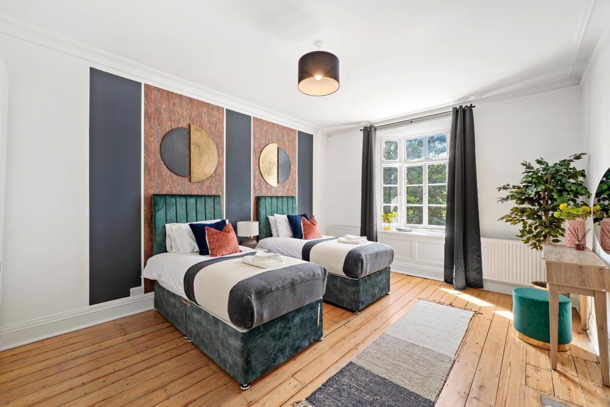 Modern Deluxe 3 Bed In Putney - Parking Londen