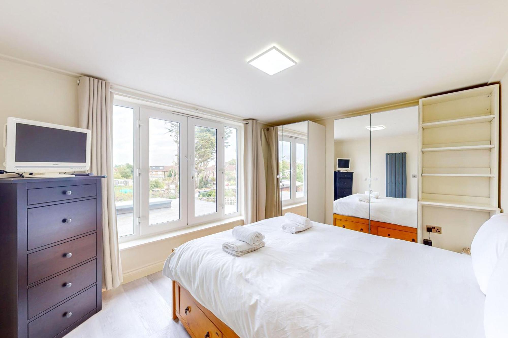 2bed With Free Parking & An Aircon - 40min To Centre Vakantiehuis Londen