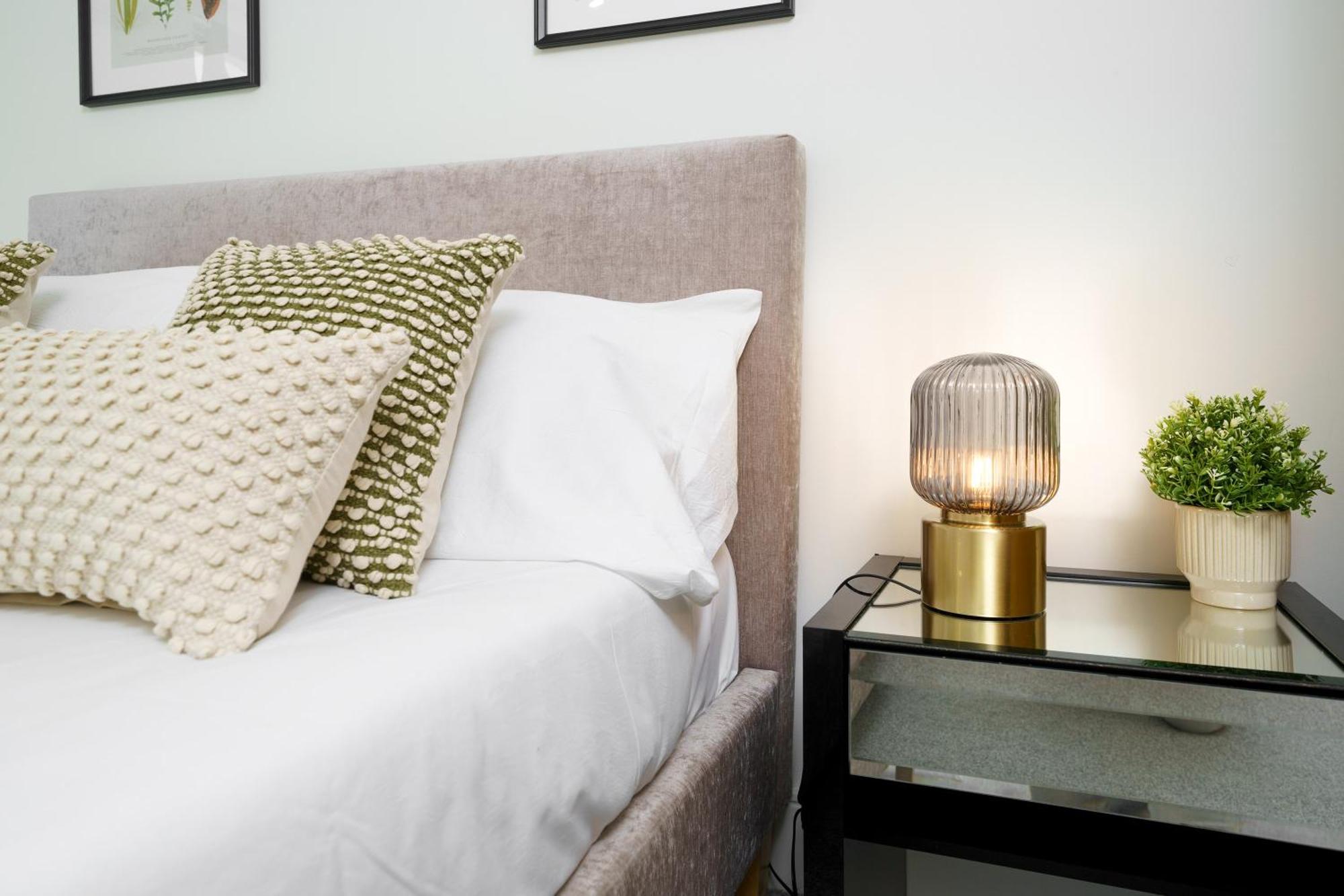 Modern 3 Bed 2 Bath Hyde Park Apartment