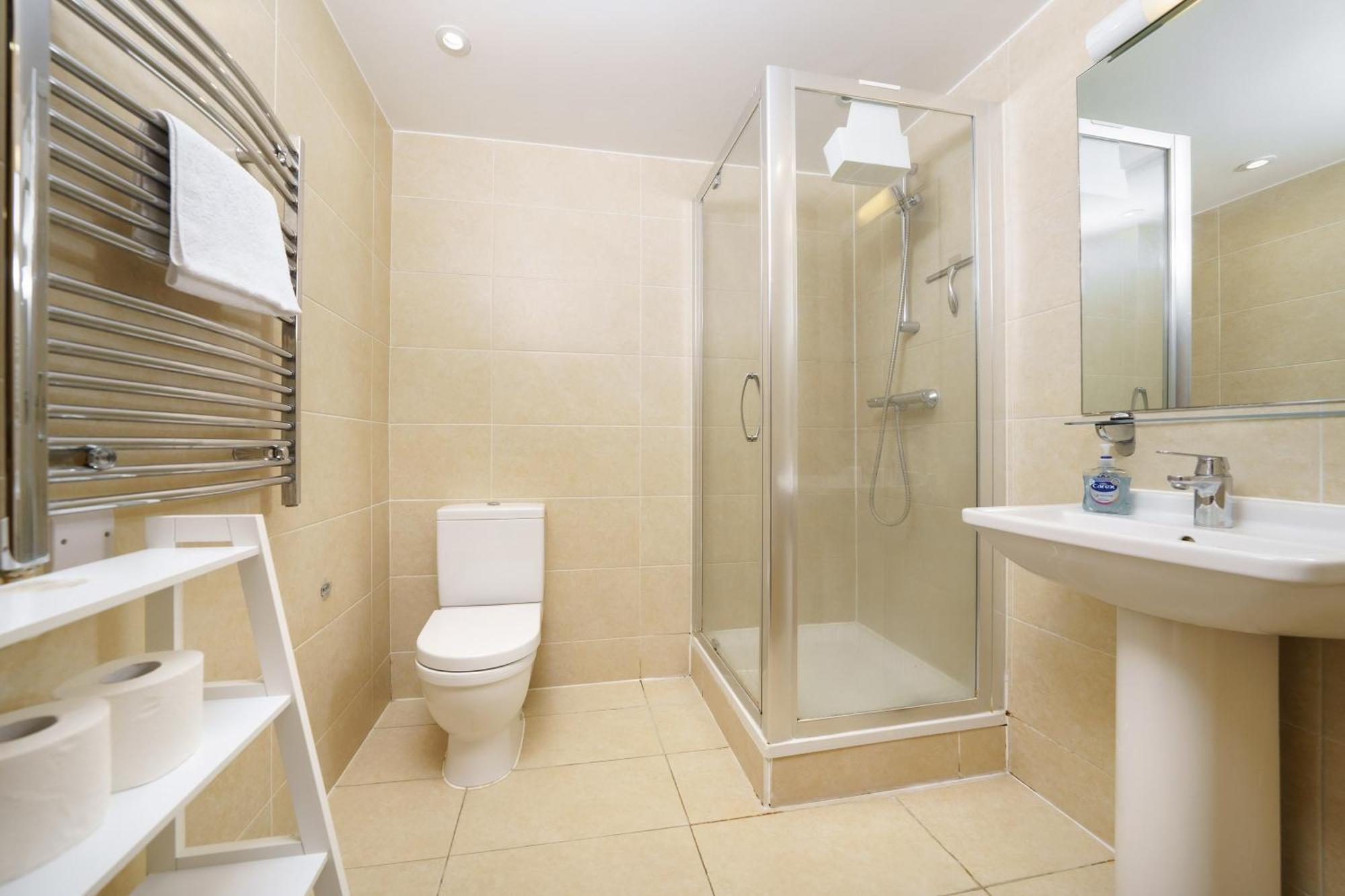 Modern 3 Bed 2 Bath Hyde Park Apartment *