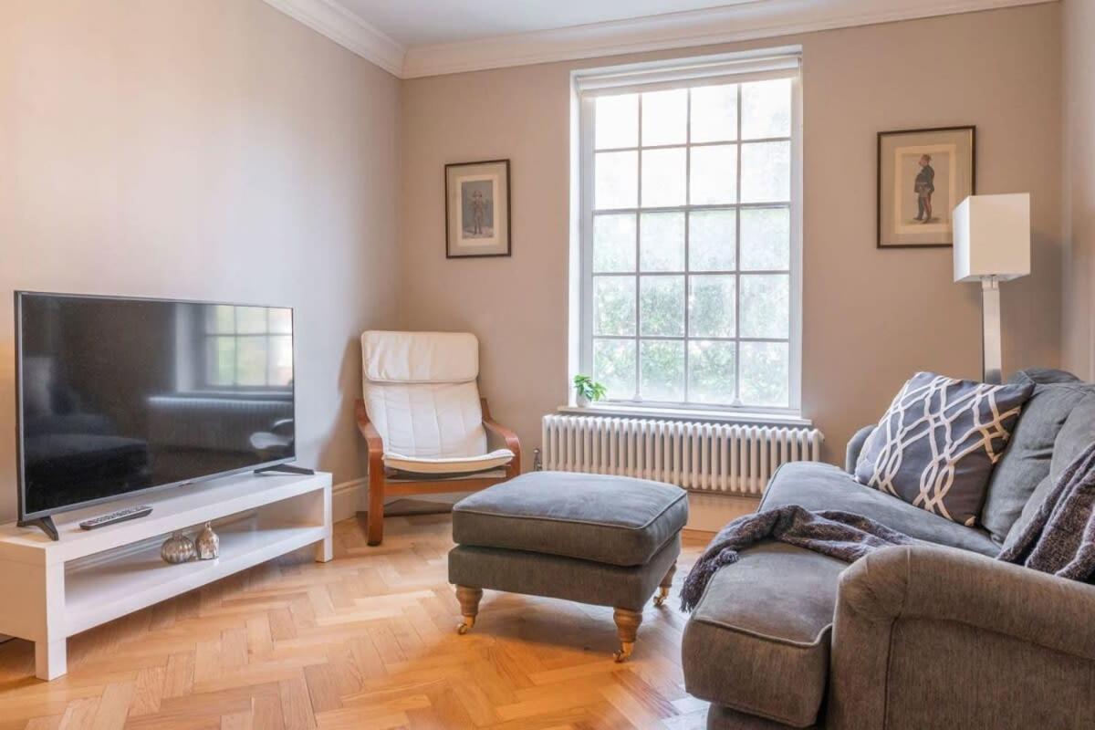 A Regal Abode - Marylebone - By Frankie Says Apartment *