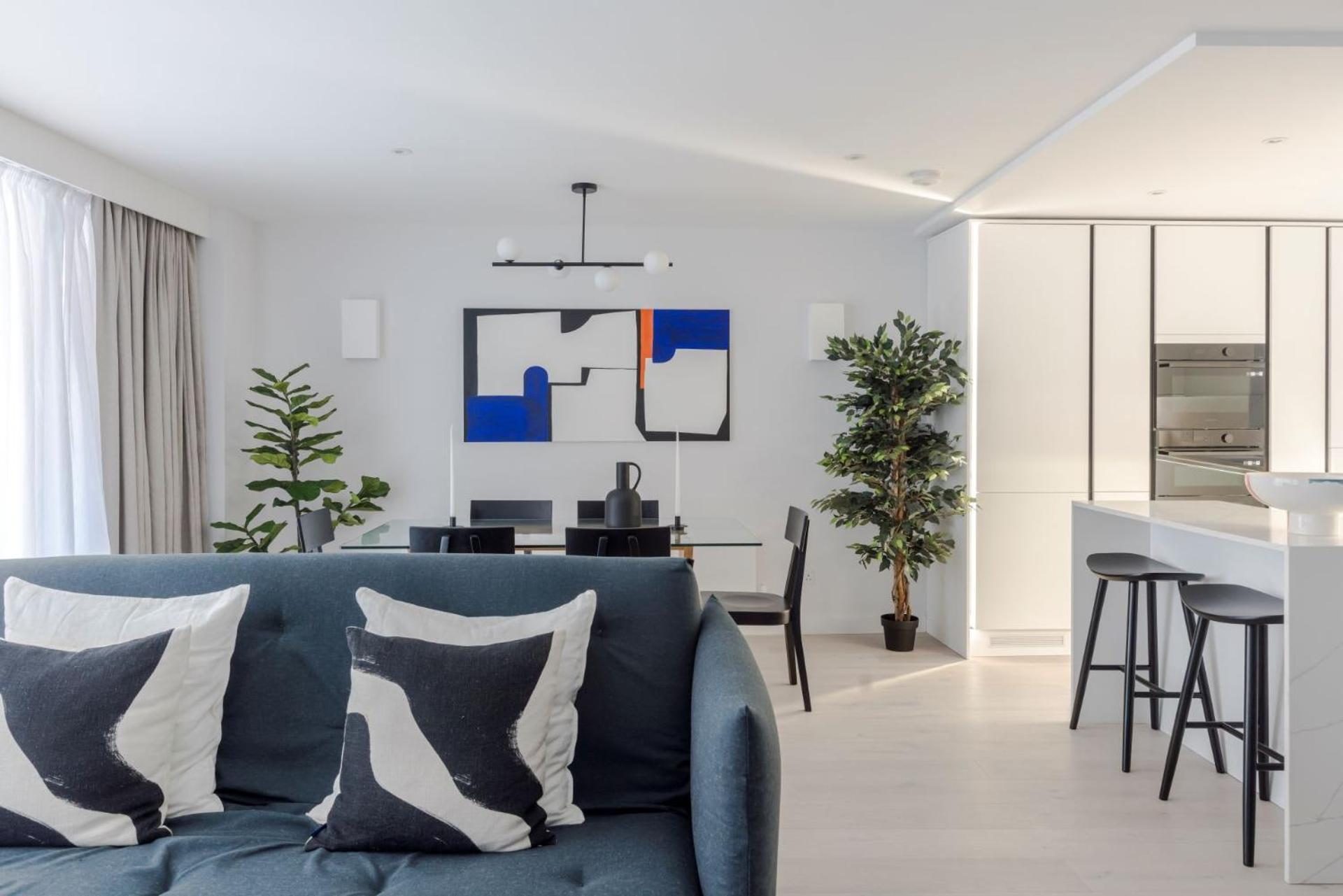 Appartement Blue Jeans White Shirt - Fitzrovia - By Frankie Says Londres