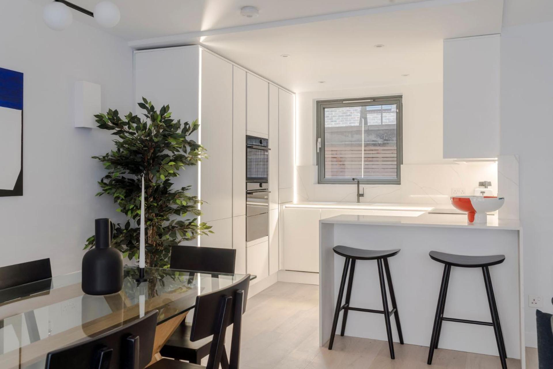 Appartement Blue Jeans White Shirt - Fitzrovia - By Frankie Says *