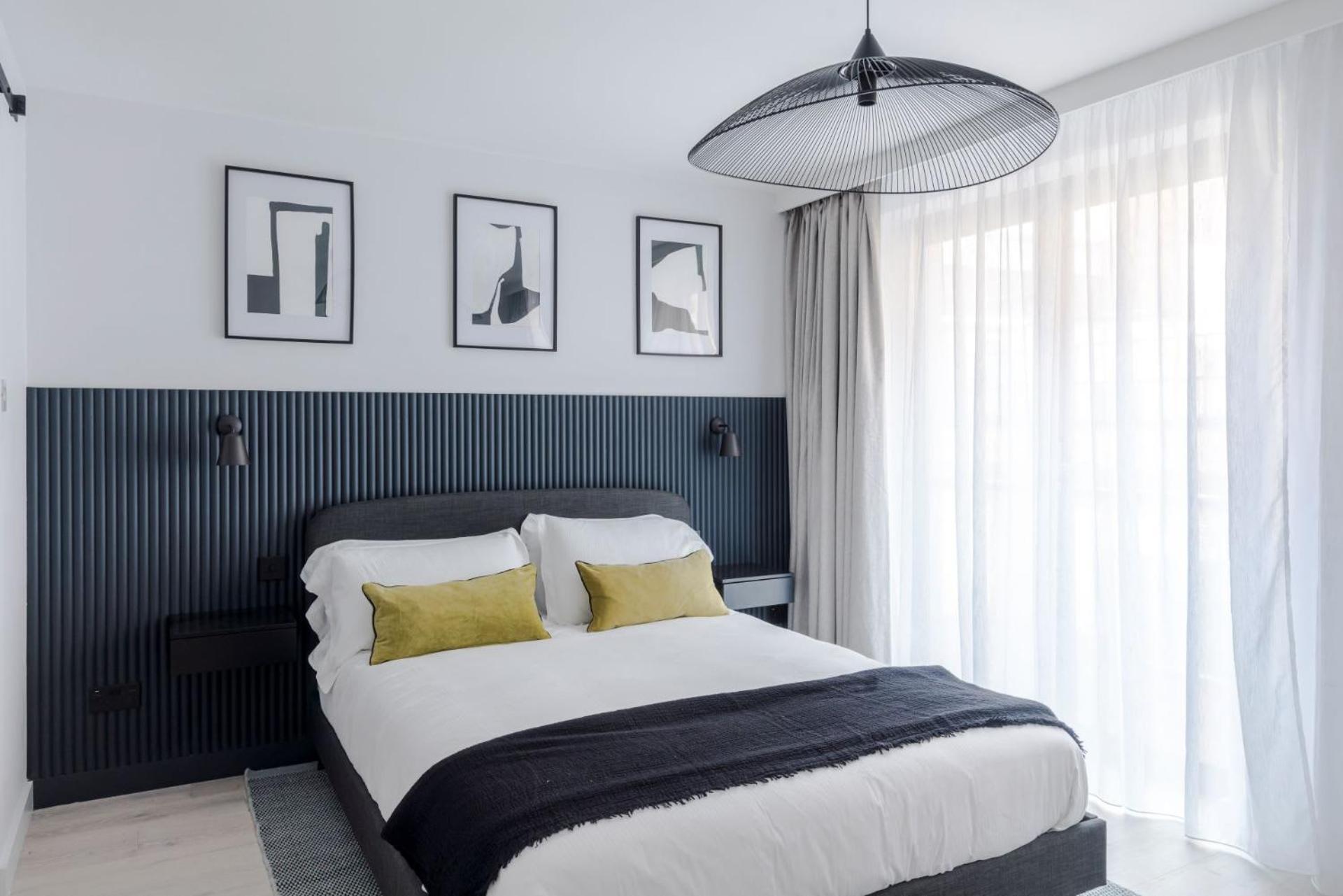 Appartement Blue Jeans White Shirt - Fitzrovia - By Frankie Says Londres