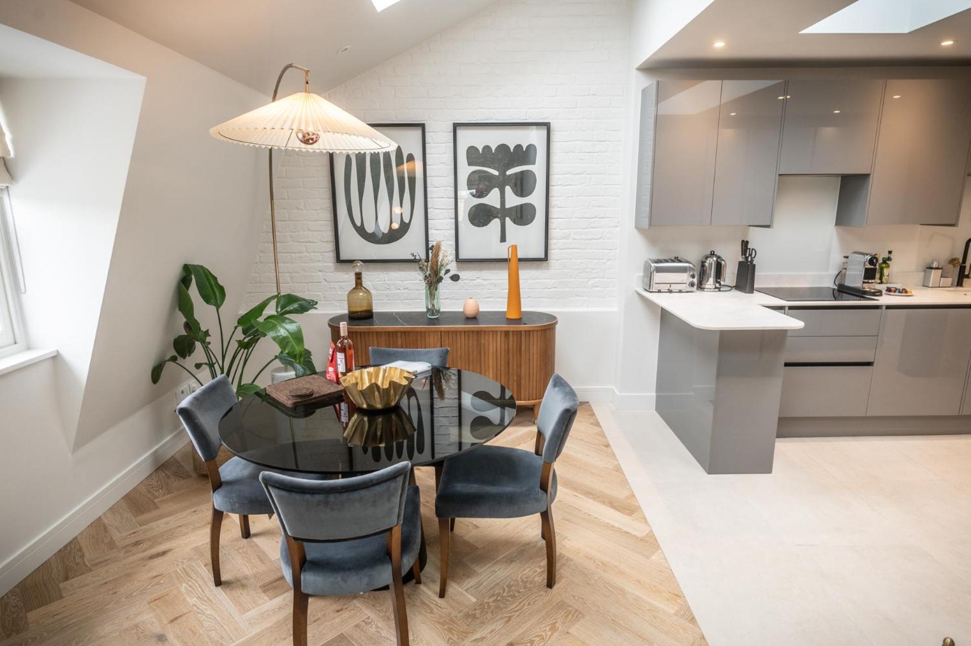 Modern 2 Bed Charlotte Street On 3rd Floor London