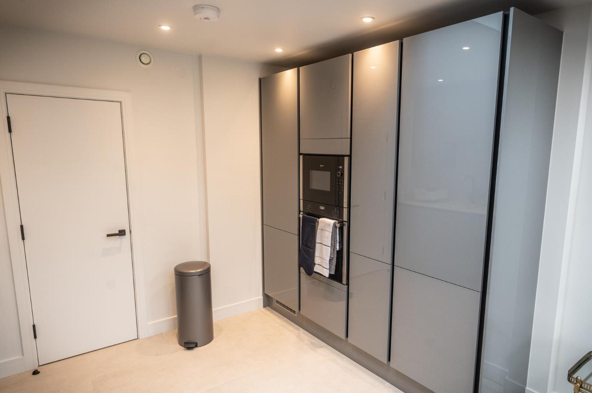 Modern 2 Bed Charlotte Street On 3rd Floor Apartment *