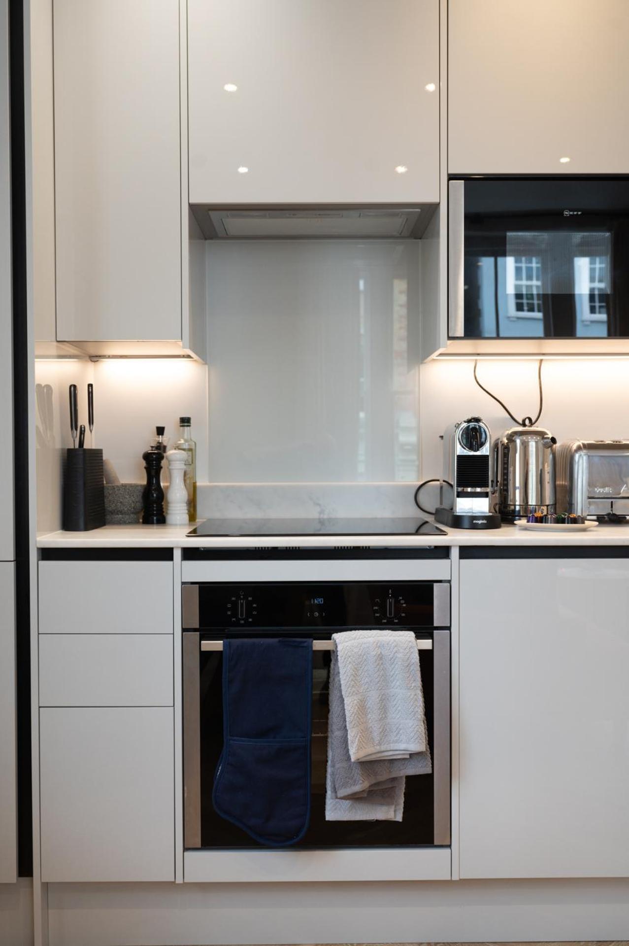 Bright, Modern One Bedroom On 1st Floor Lejlighed London