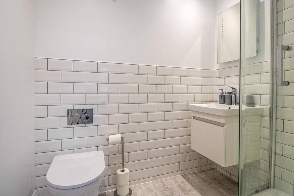Spacious 3 Bed 3 Bath Aldgate Apartment London