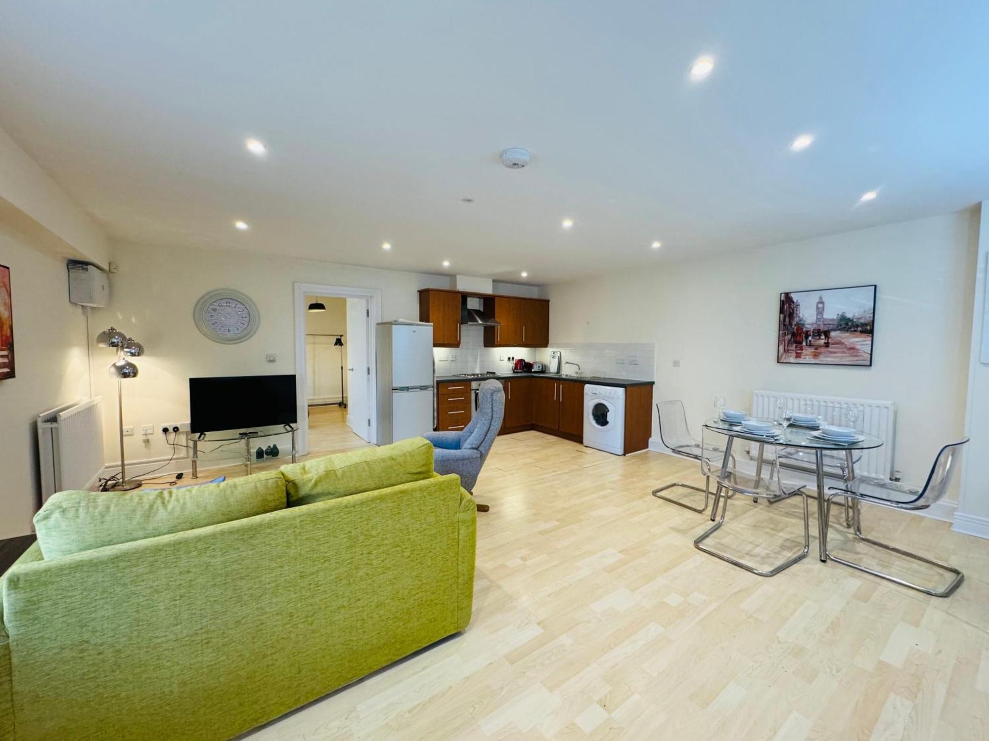Ground Floor Wimbledon Flat With Parking Londen