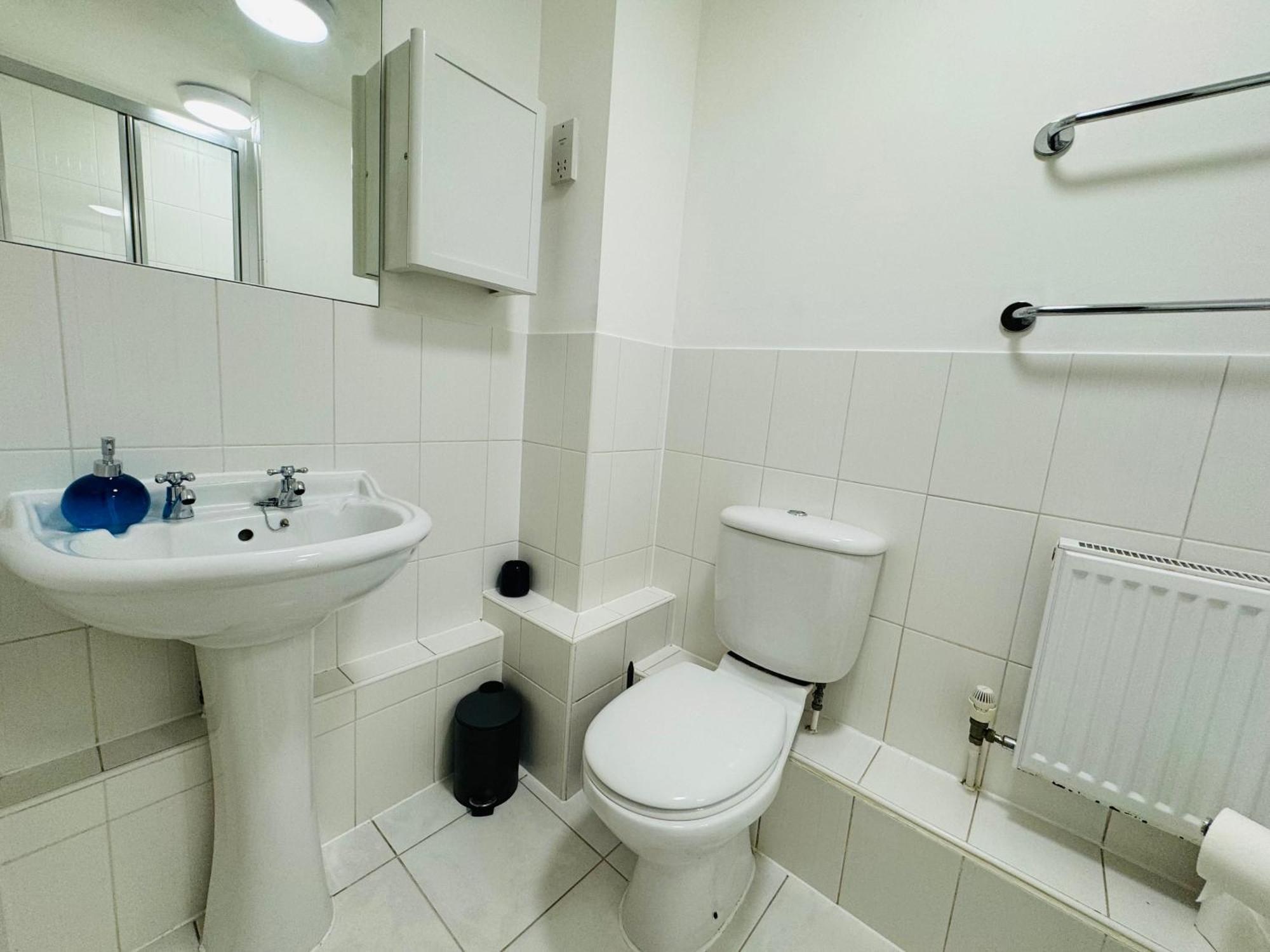 Ground Floor Wimbledon Flat With Parking * Londen