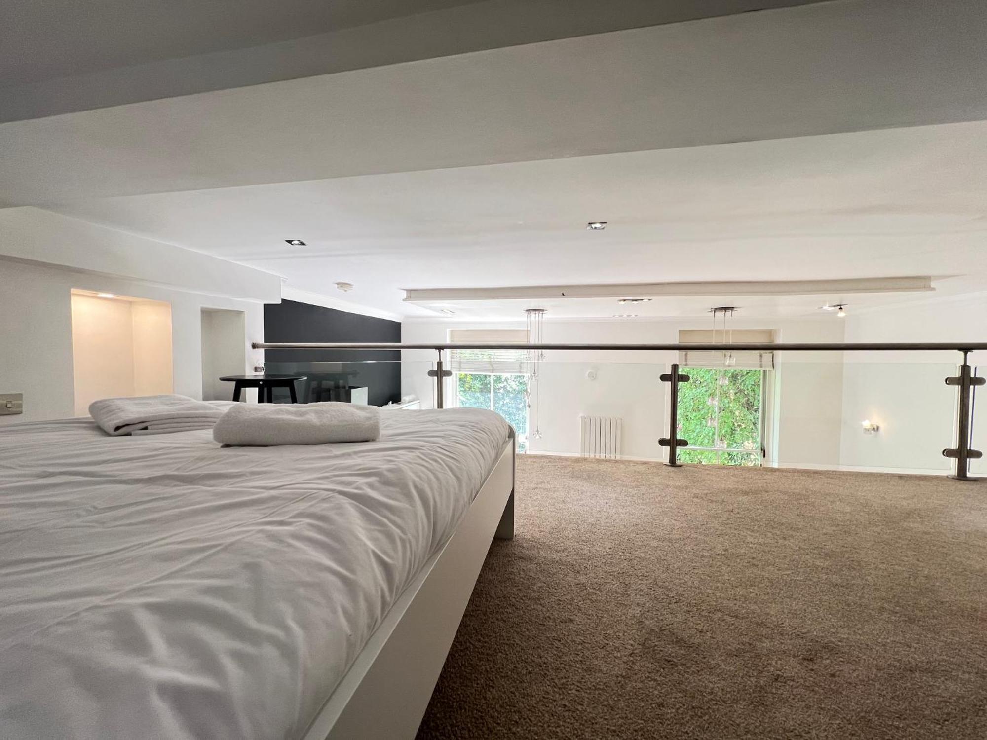 3.5 High Ceilings - Centrally Located Londra