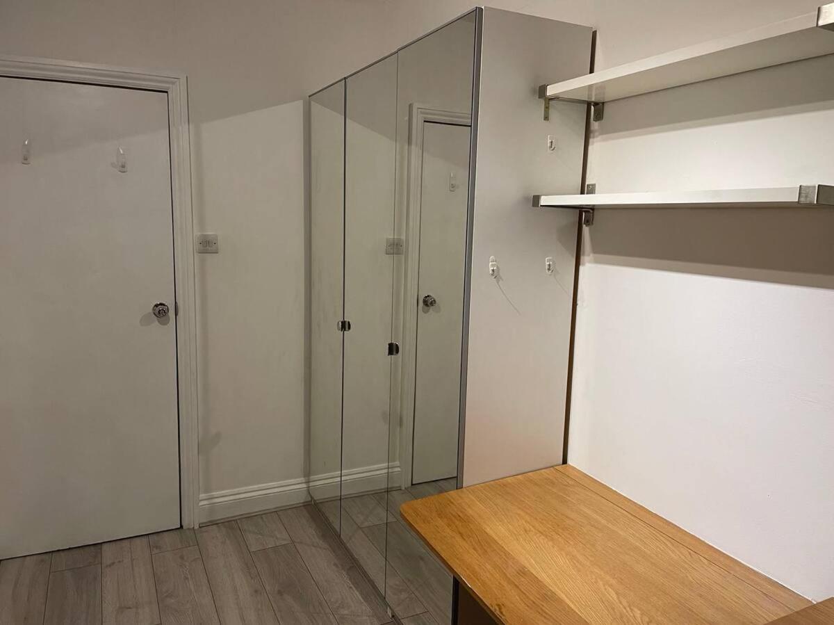Spacious Double Bedroom With Private Bathroom Ensuite In Canary Wharf E14, Only 1 Stop To Excel And O2 For Short Or Long Let In Canary Wharf, Less Than An Hour From Heathrow, Stansted And Gatwick Airport * Londen