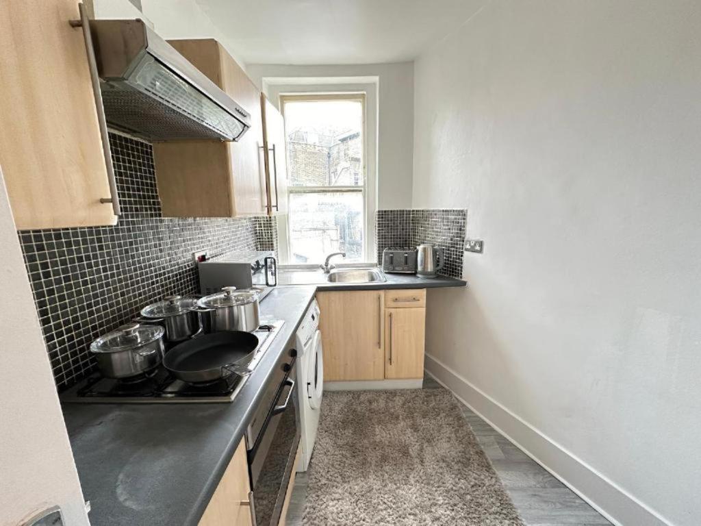 Three Bedroom Near Thomas River Apartment London