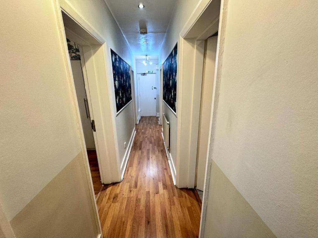 Three Bedroom Near Thomas River Apartment London