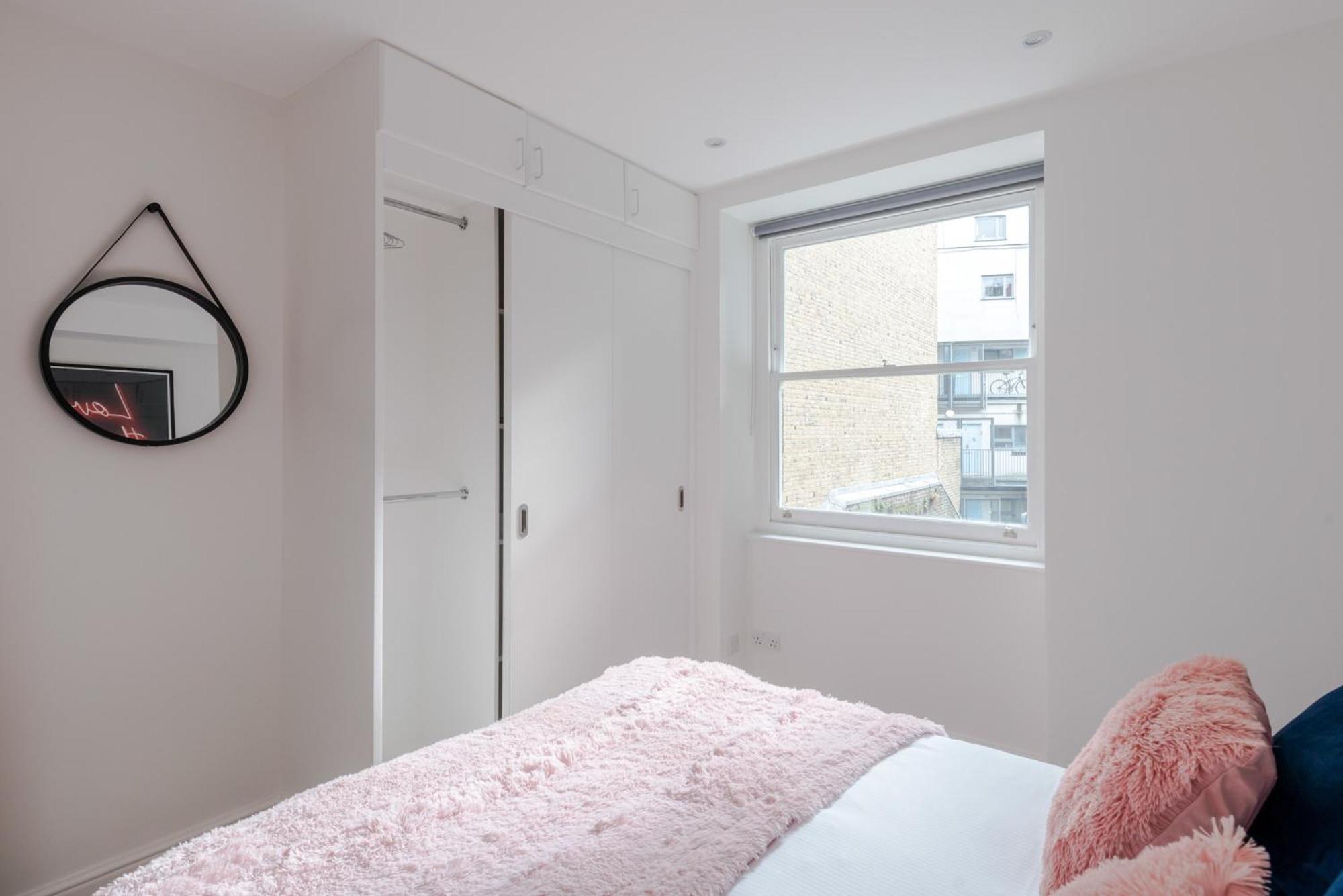 The Sensual Breeze - Fitzrovia - Frankie Says Londres