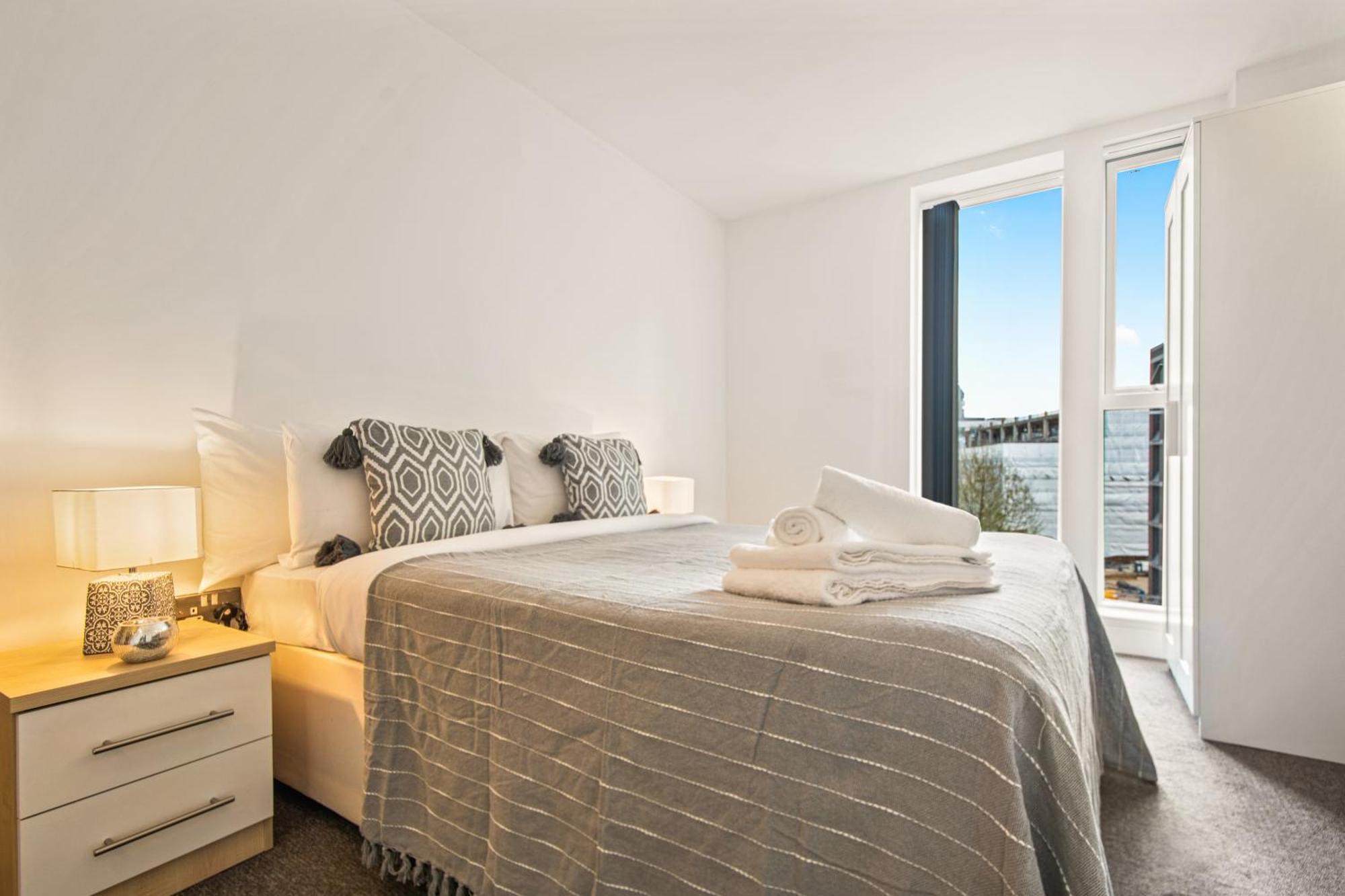 One Bed In Waterloo Near Southwark Londra