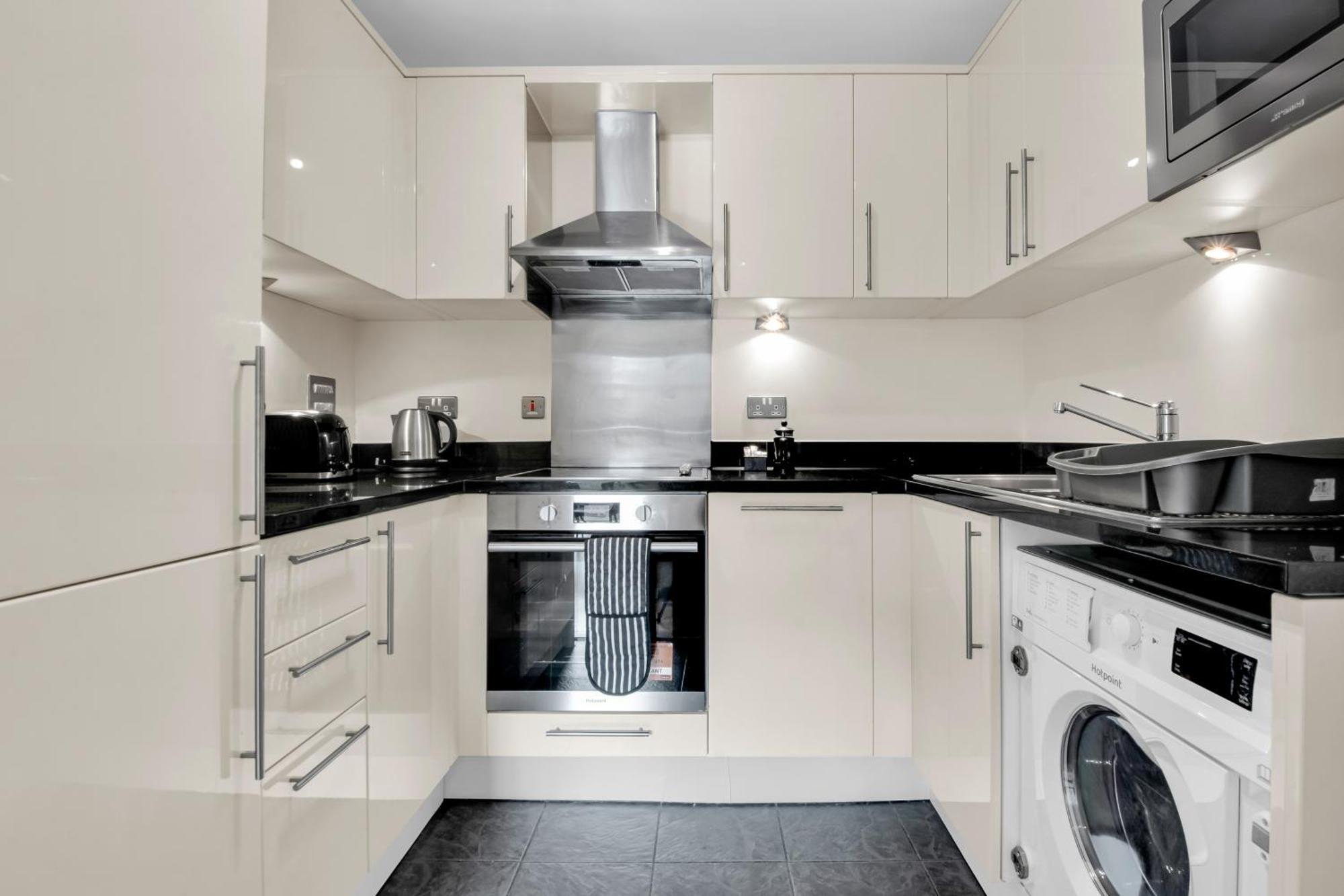 One Bed In Waterloo Near Southwark Londra