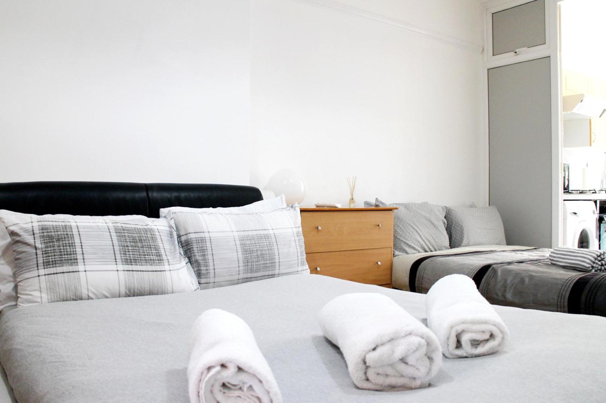 Large Garden Flat On Golders Road * Londres