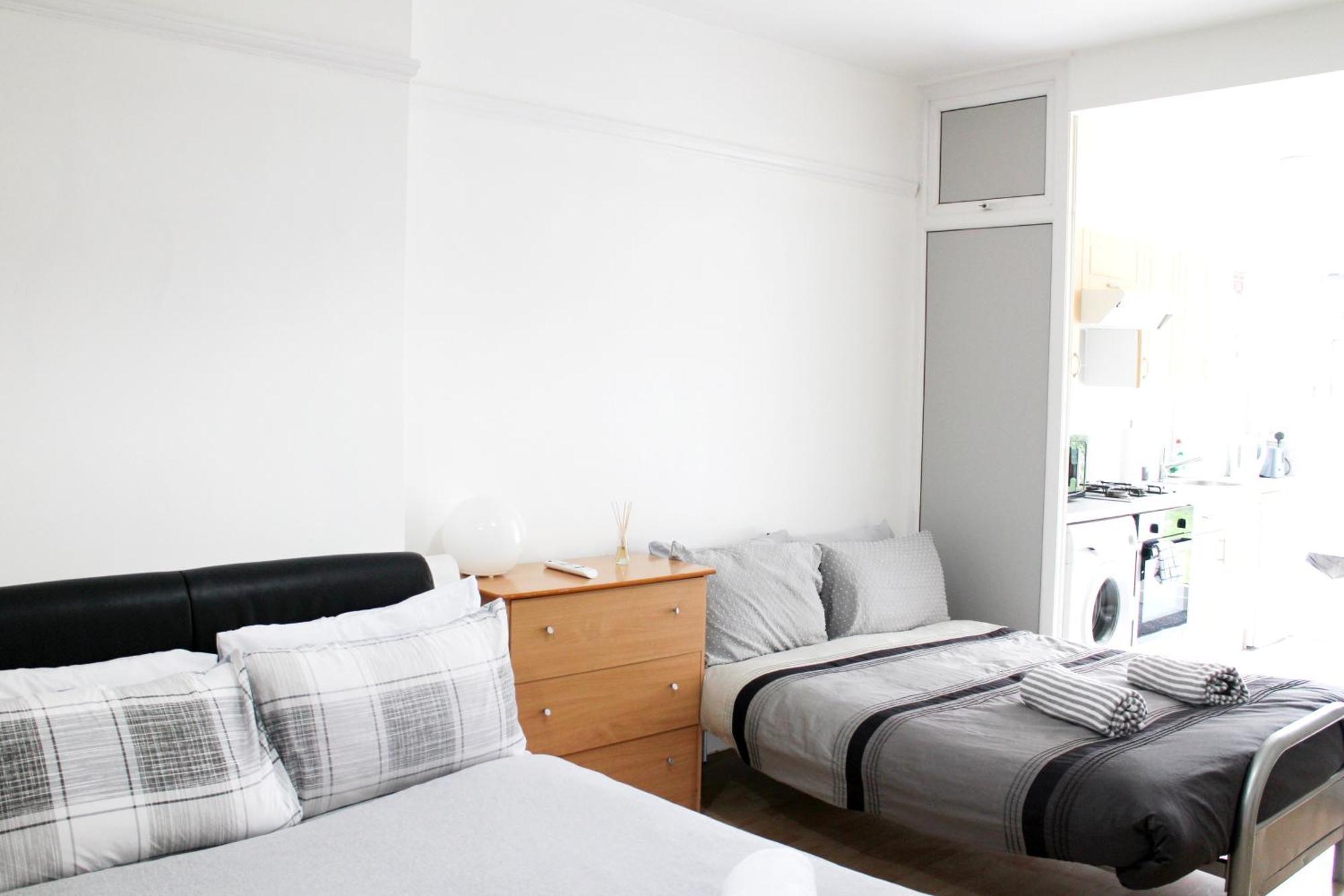Large Garden Flat On Golders Road Appartement *